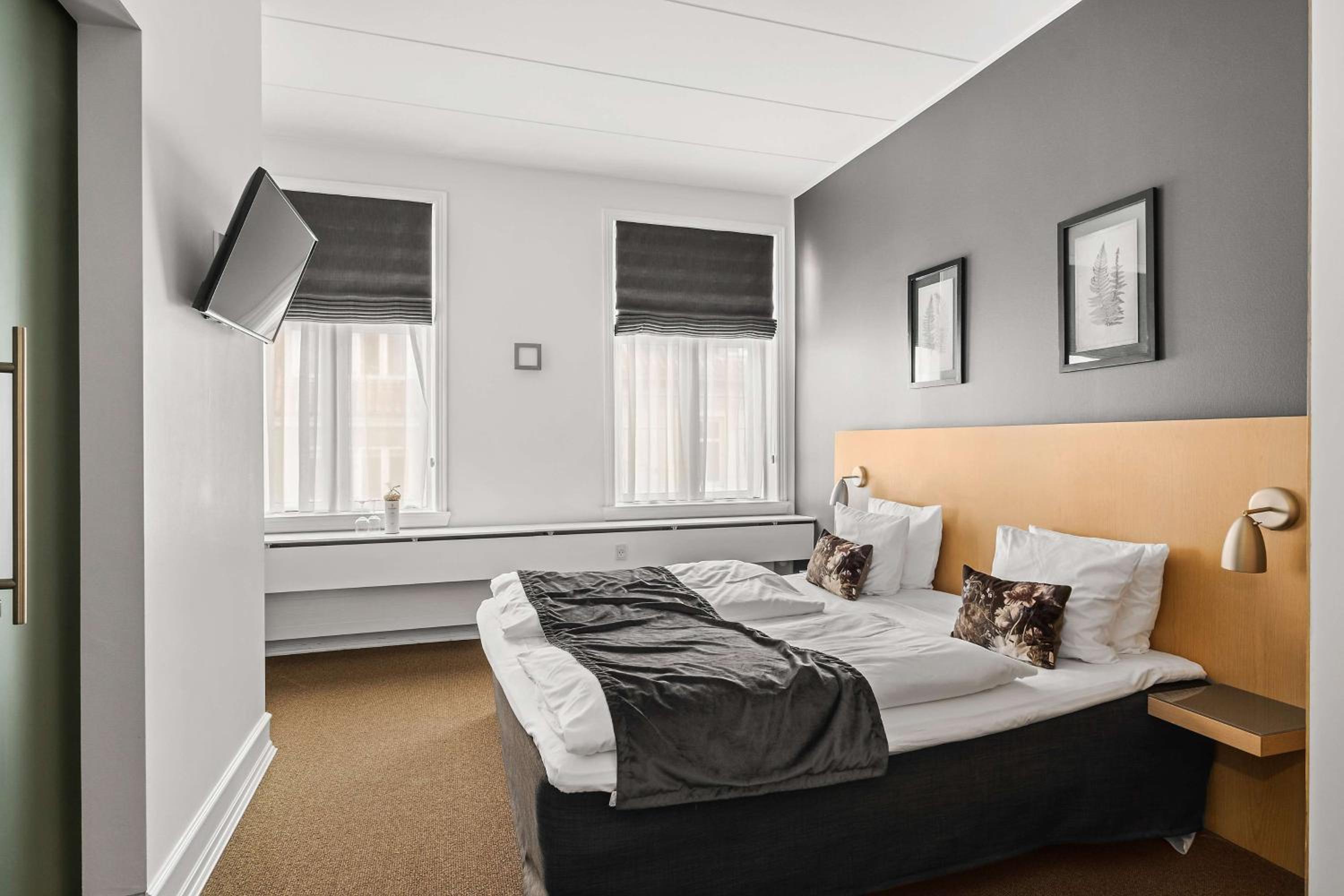 Deluxe King Room - Non-Smoking - Photo 4
