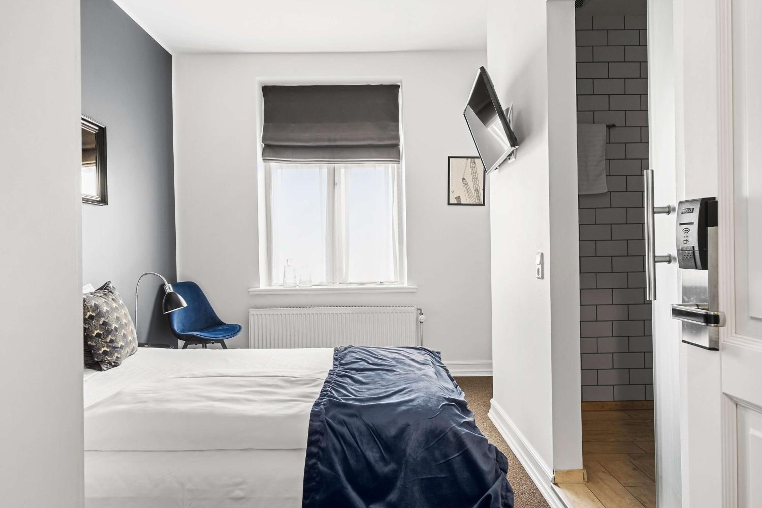 Standard Double Room - Non-Smoking - Photo 7