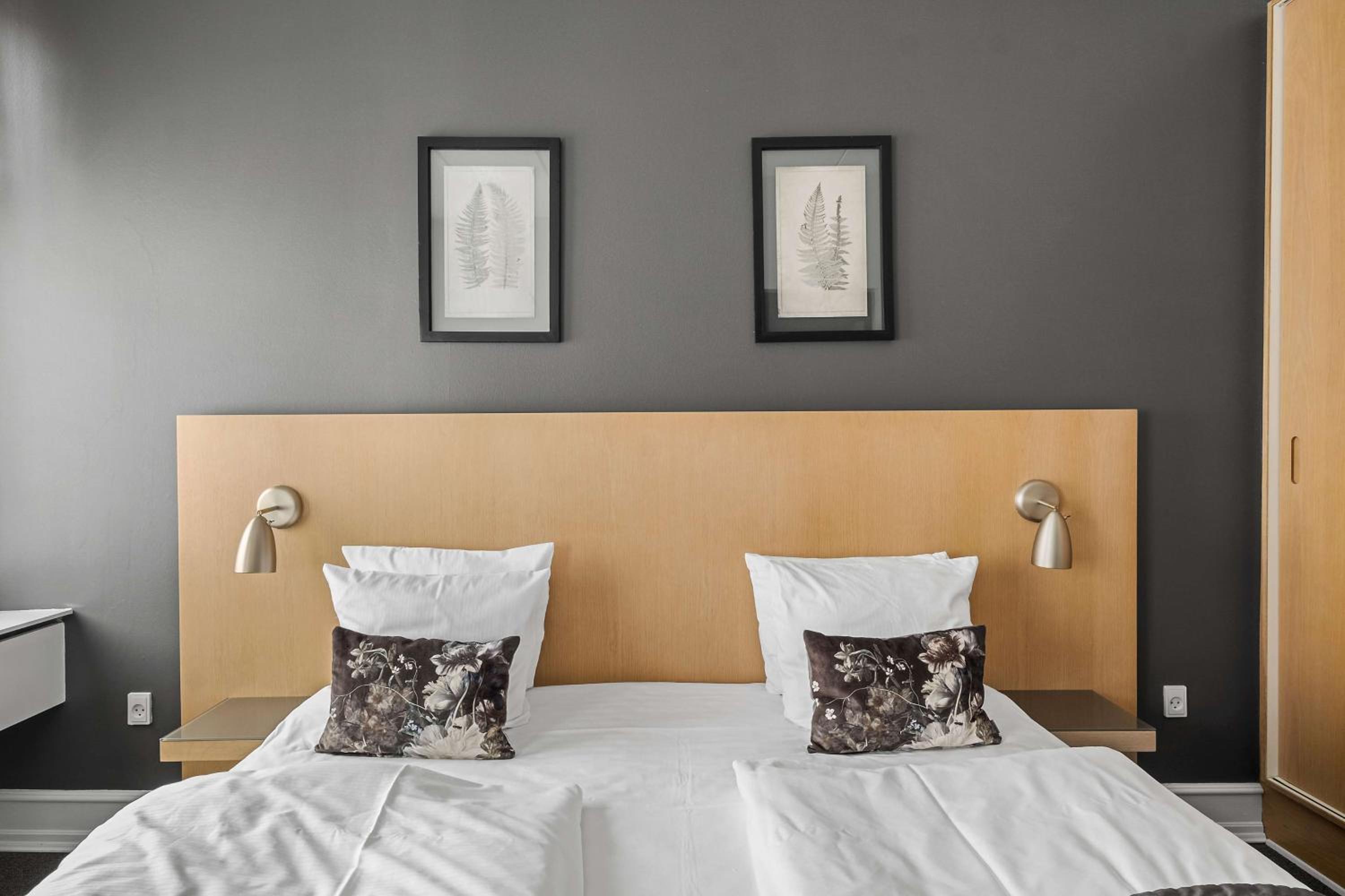 Deluxe King Room - Non-Smoking - Photo 3
