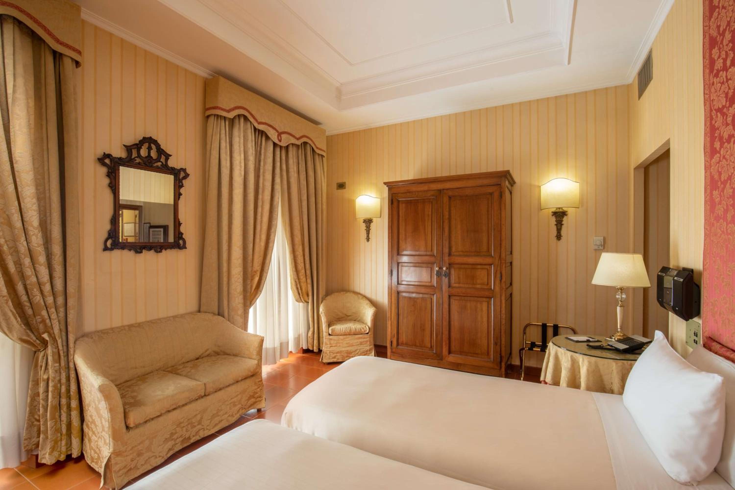 Standard Twin Room - Non-Smoking thumbnail 6