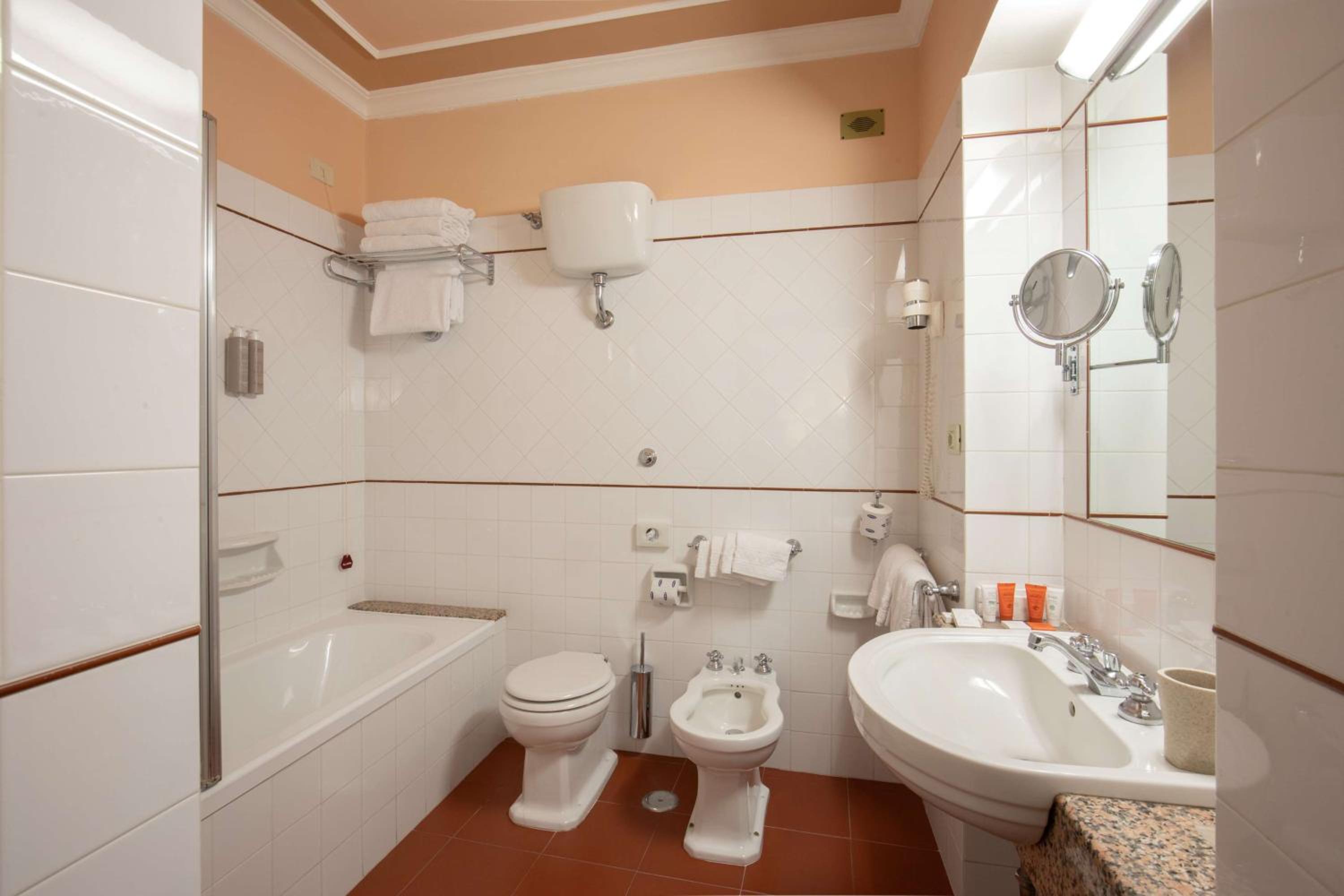 Standard Queen Room with Single Bed - Non-Smoking