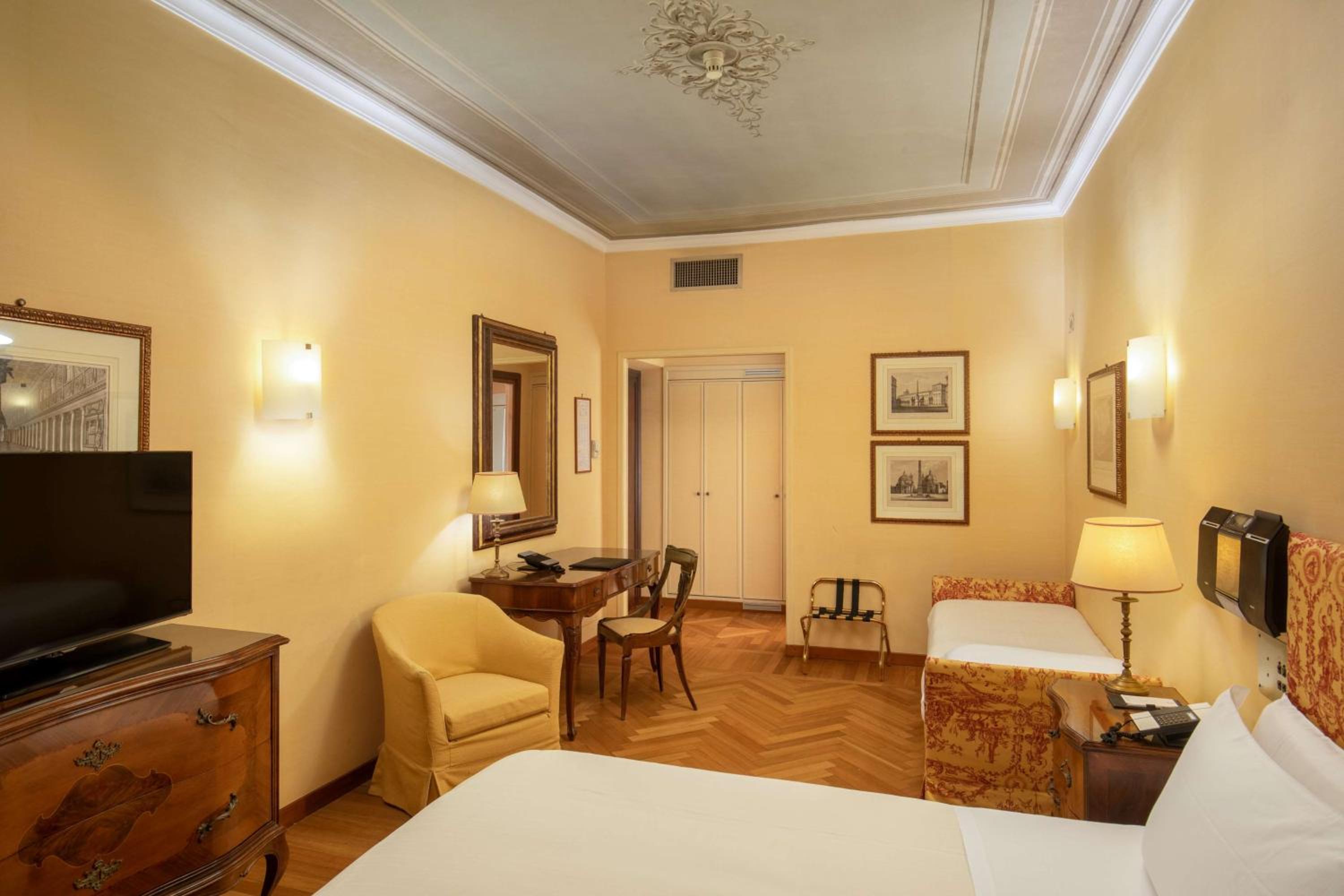 Standard Queen Room with Single Bed - Non-Smoking thumbnail 6