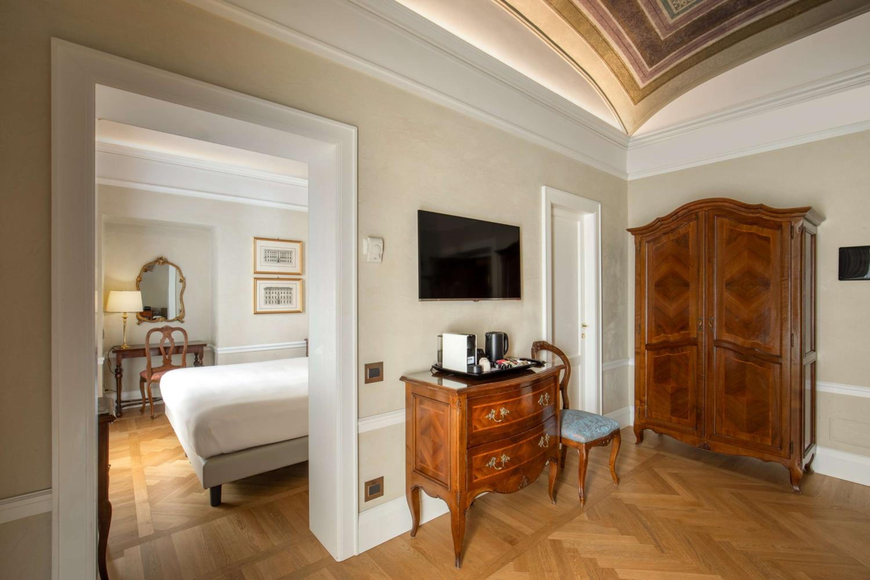 Junior King Suite - Non-Smoking
