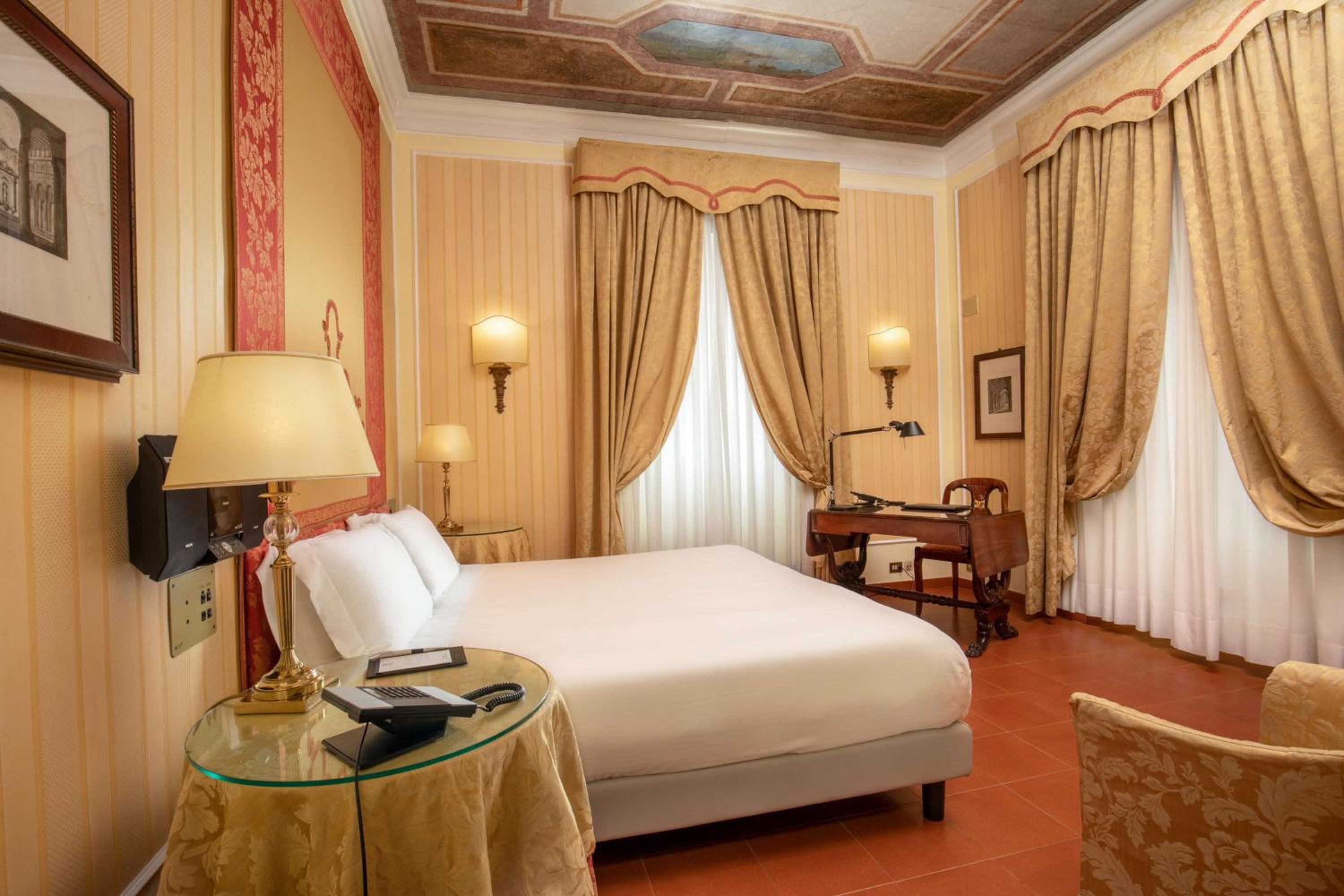 Deluxe Room thumbnail 6