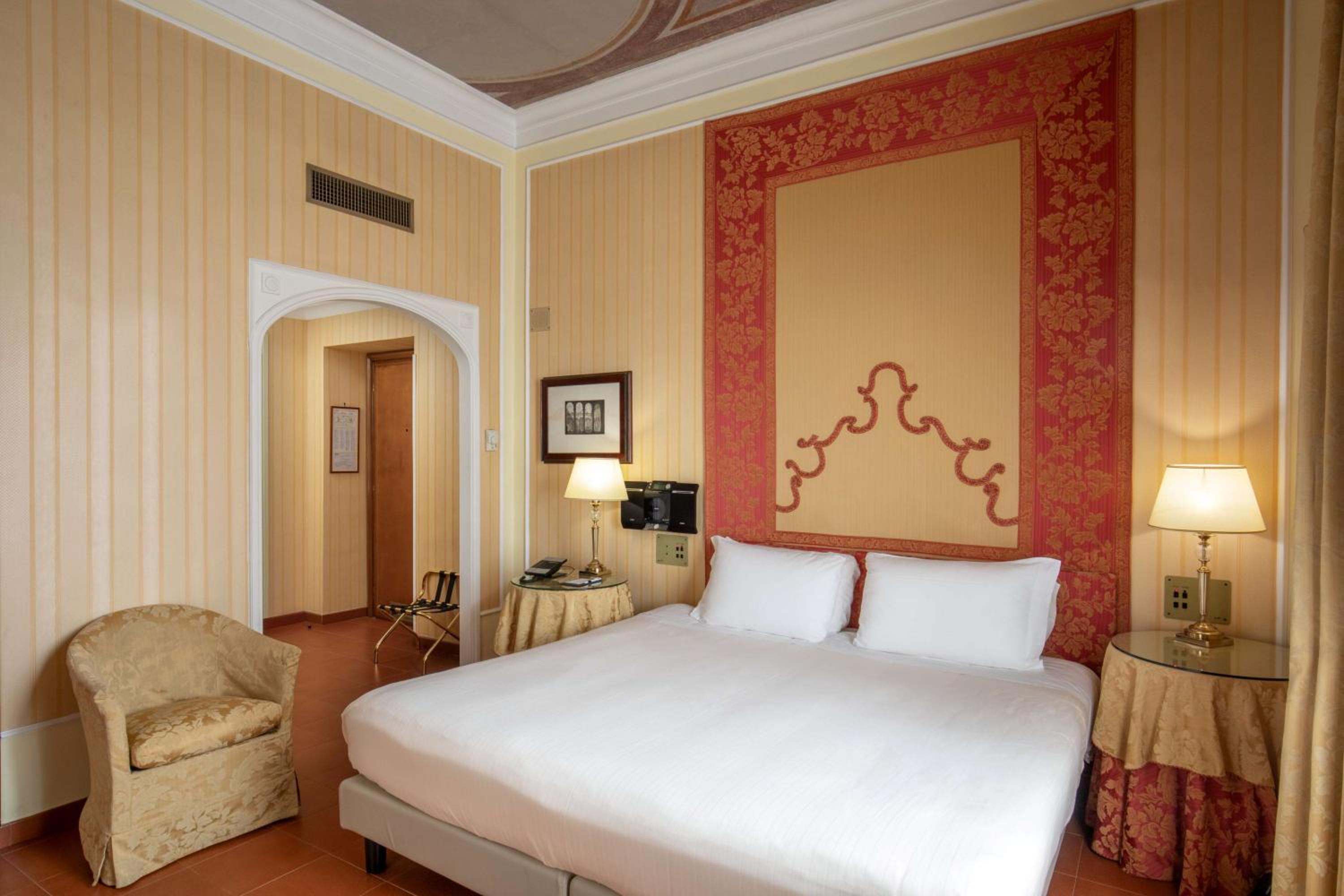 Deluxe Room thumbnail 5