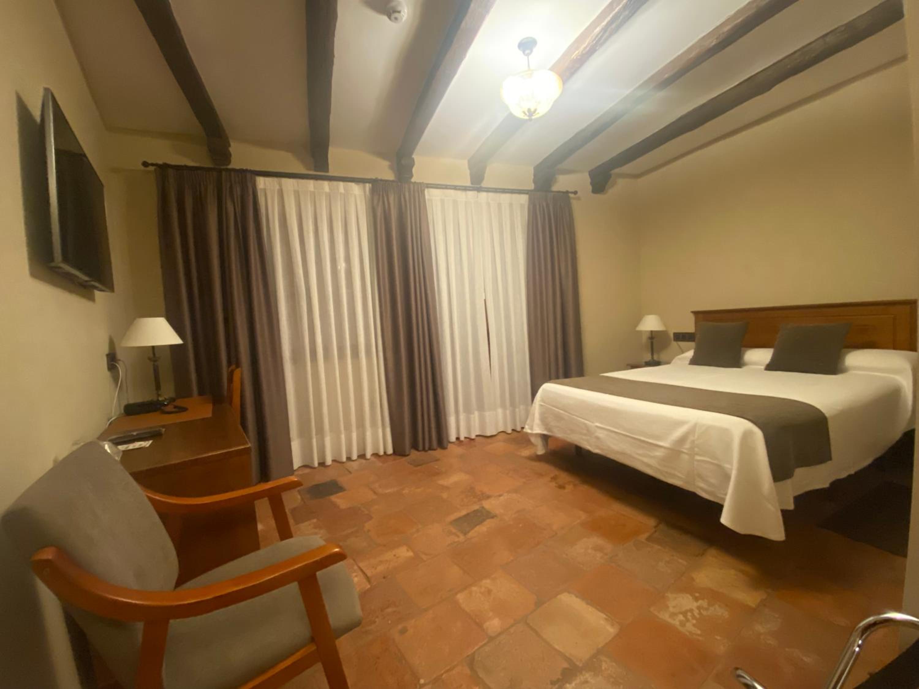 Queen Room - Disability Access - Photo 5