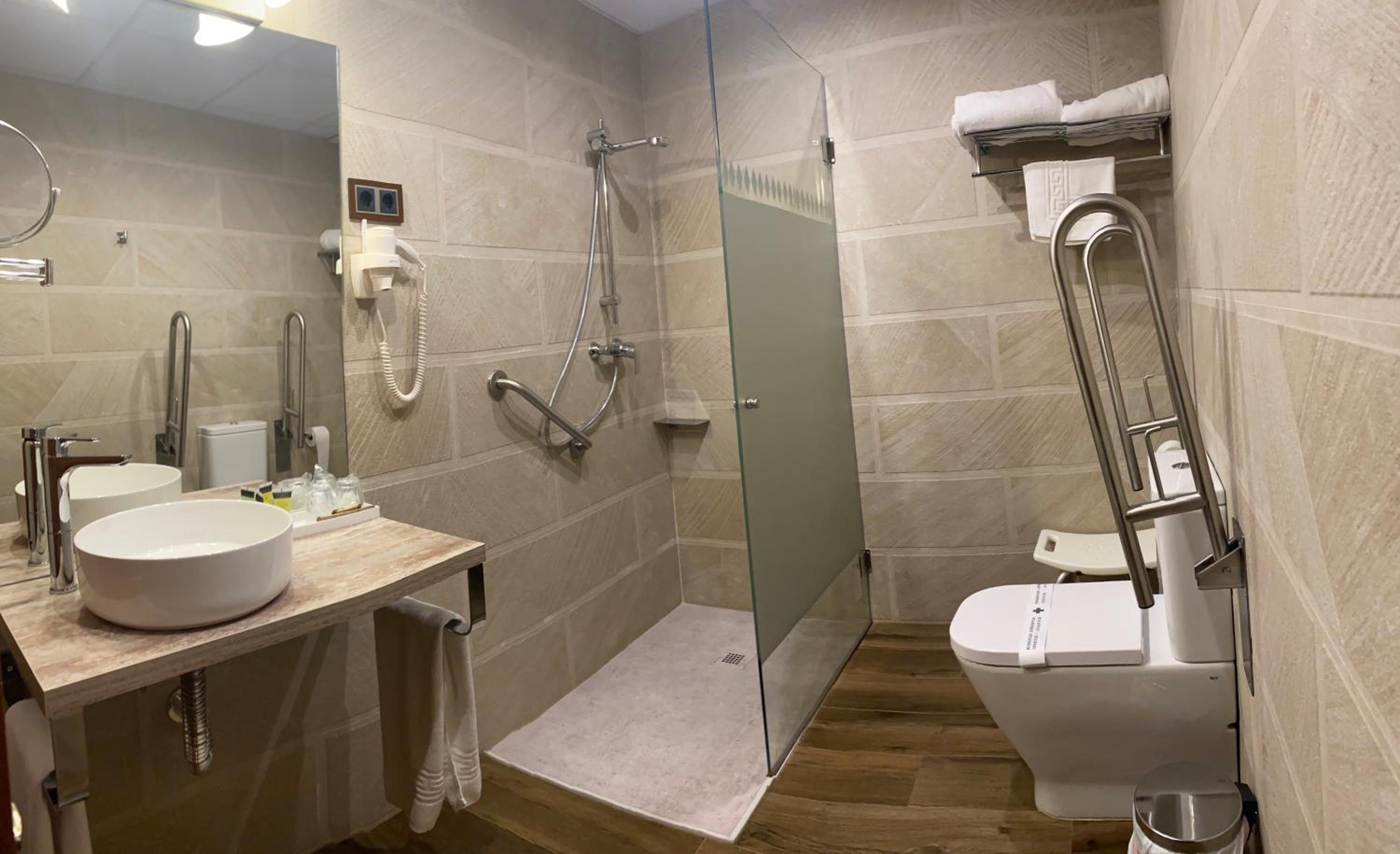 Queen Room - Disability Access - Photo 7