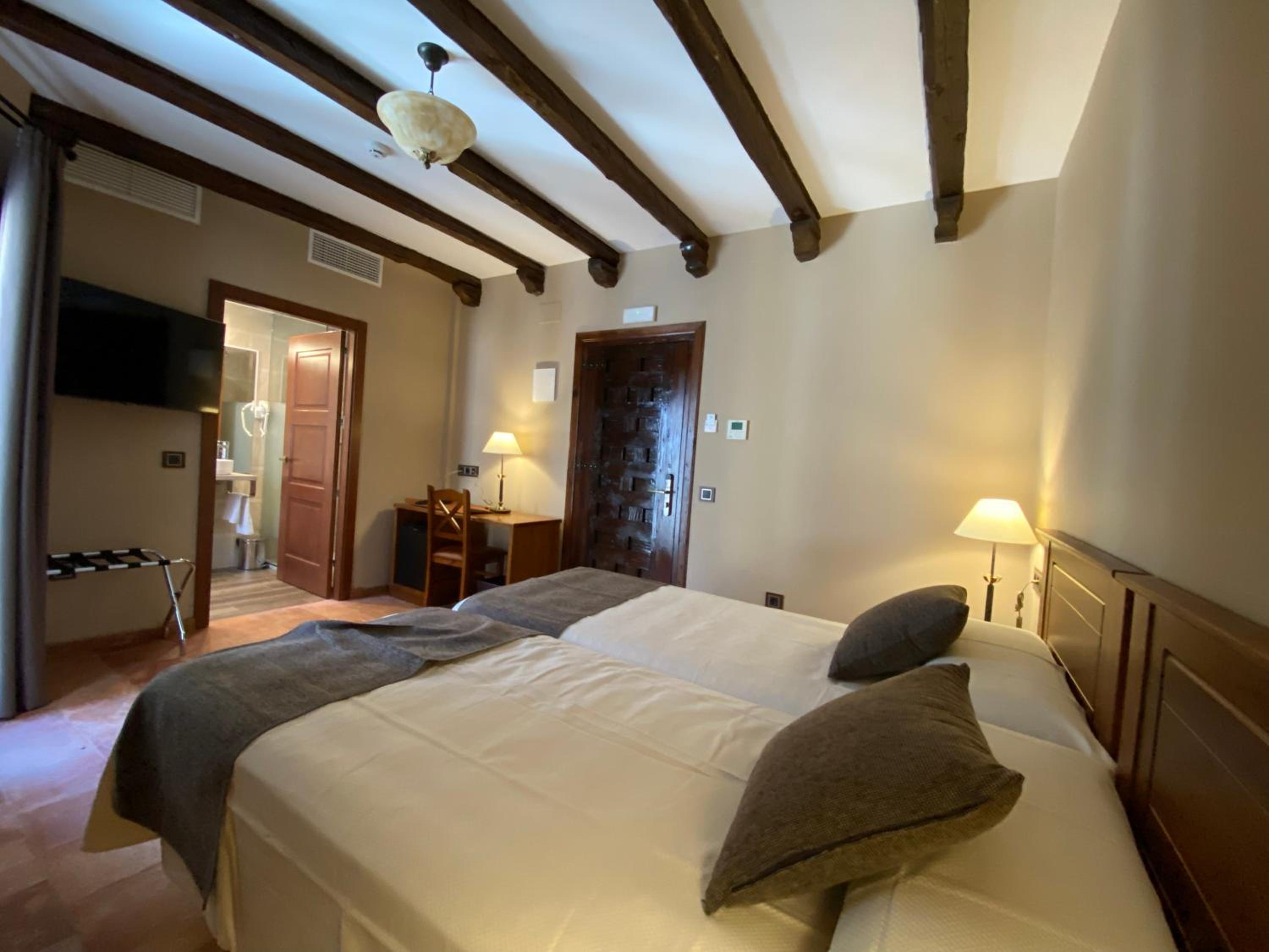 Standard Double Room - Photo 4