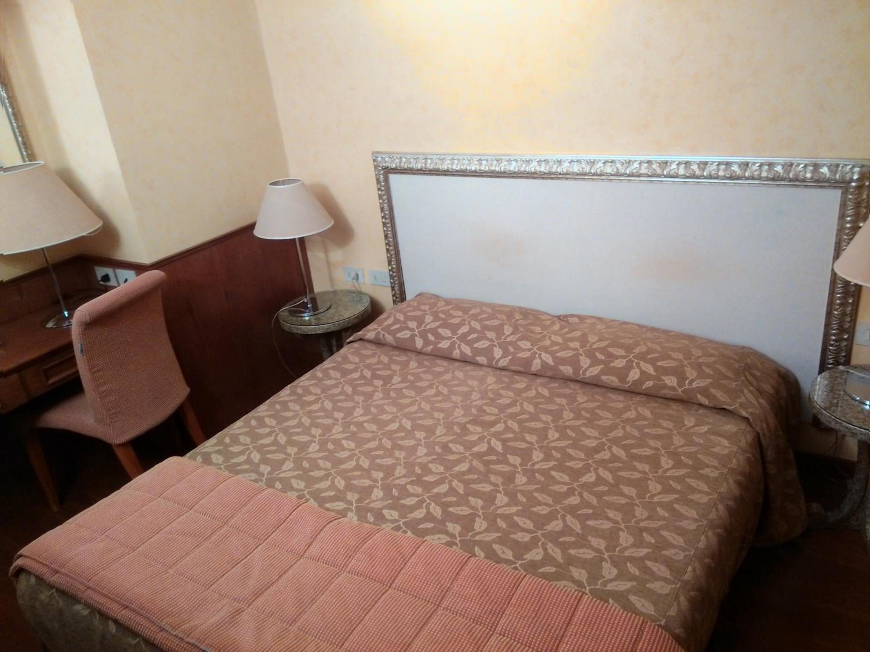 Standard Double Room - Photo 5