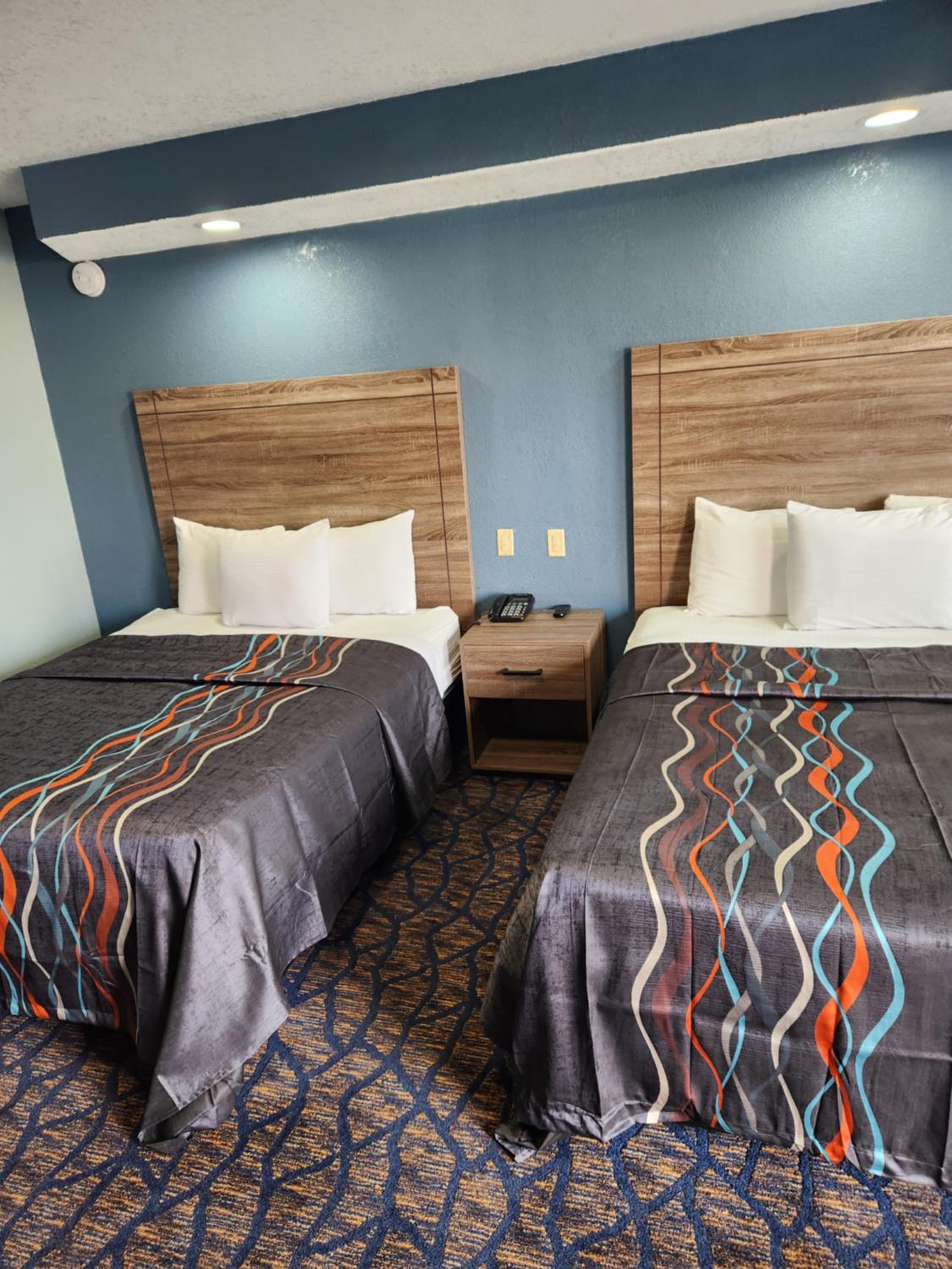Queen Room with Two Queen Beds - Smoking - Photo 2