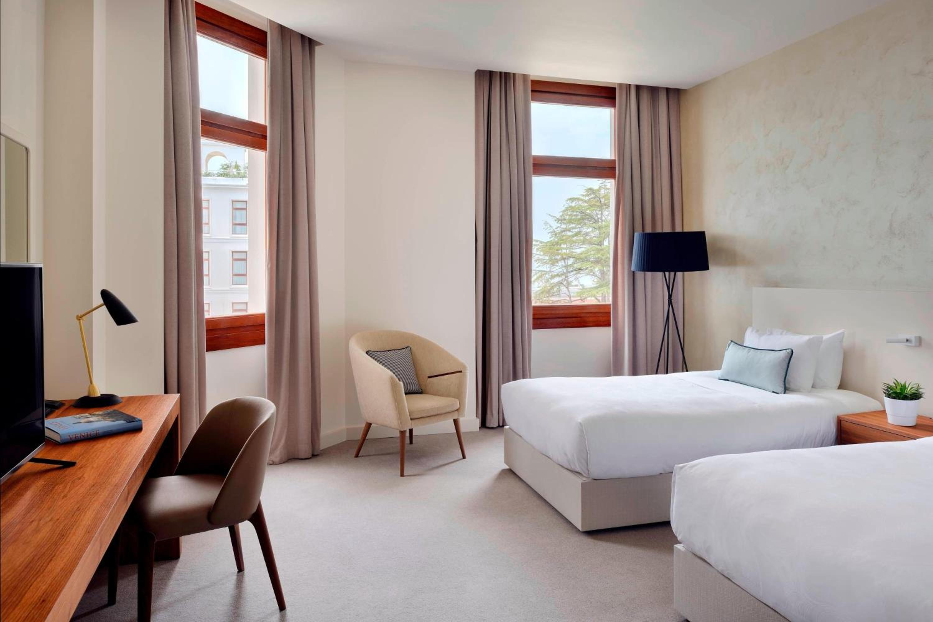 Deluxe Twin Room - Photo 2