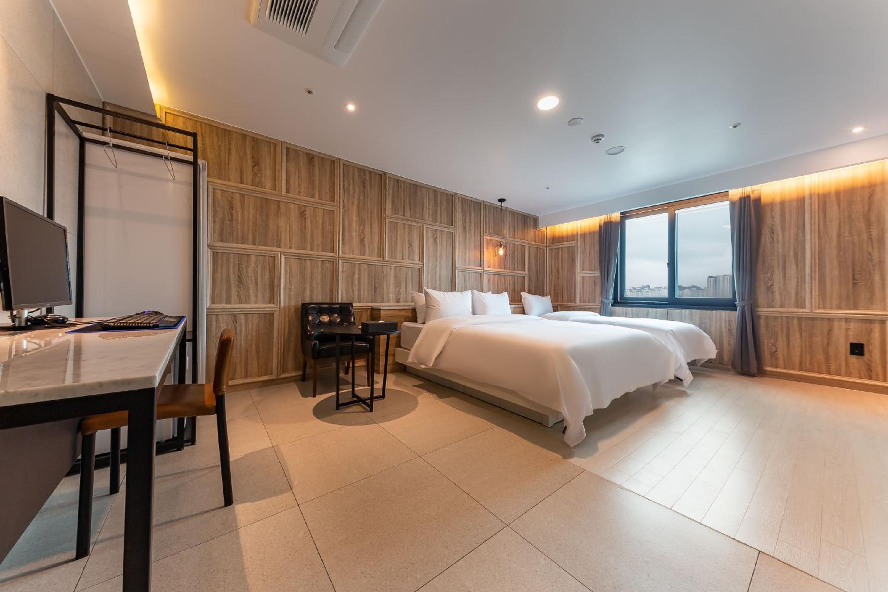 Premium Double Room with Lake View - Photo 1
