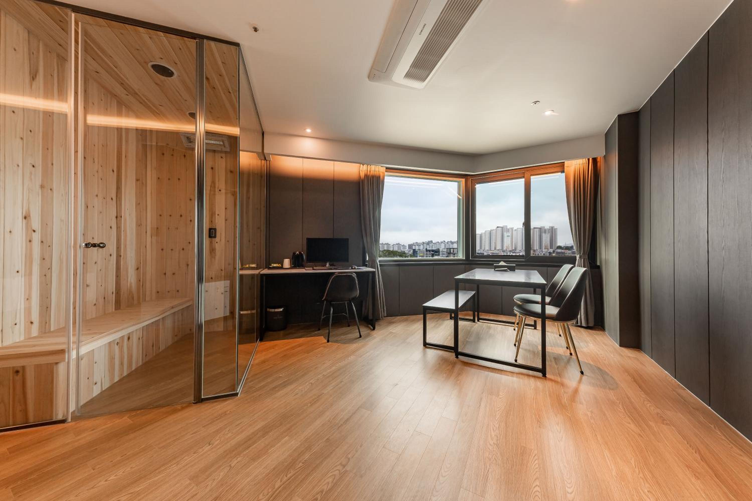 Suite with Lake View - Photo 6