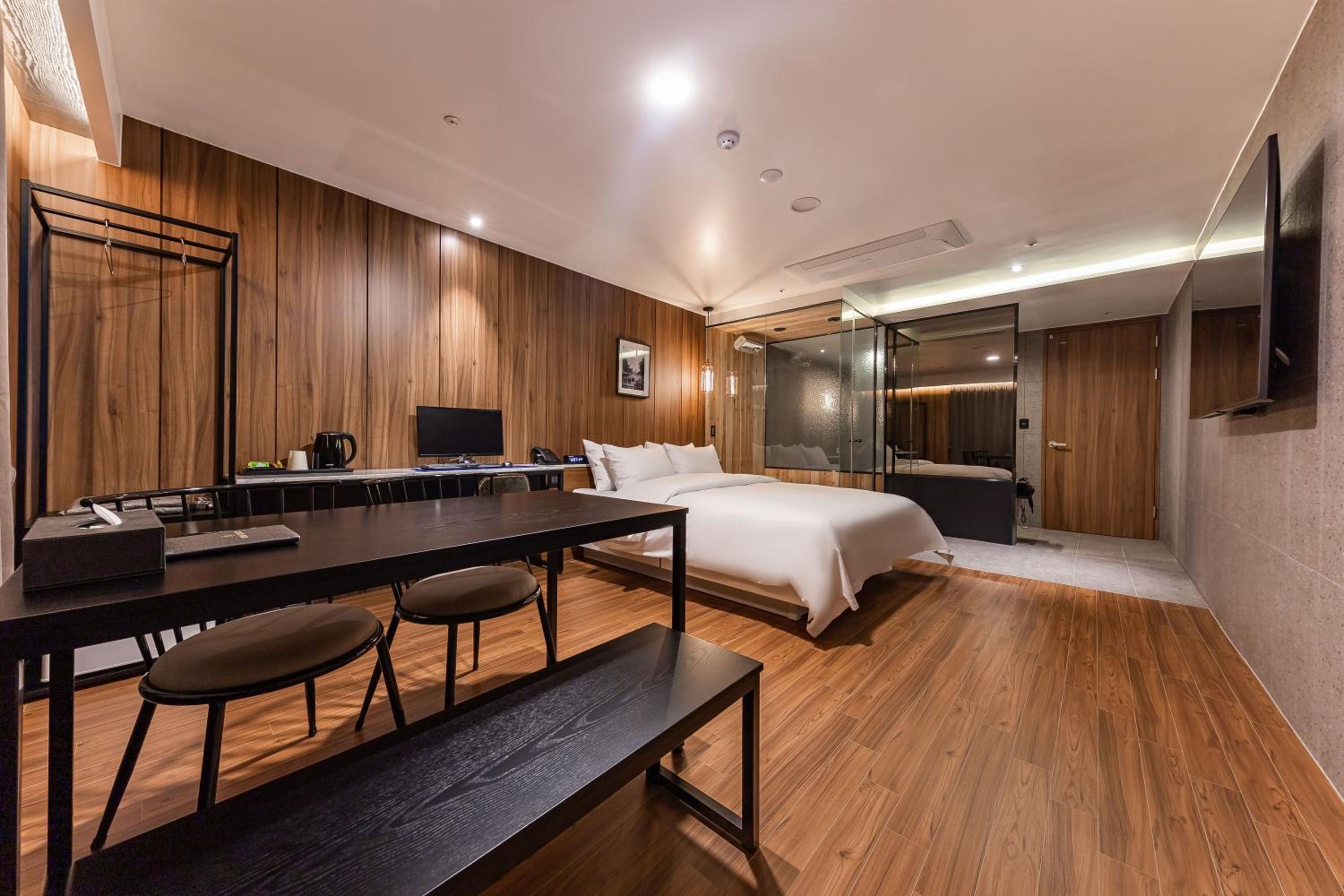 Premium Double Room with Lake View - Photo 4