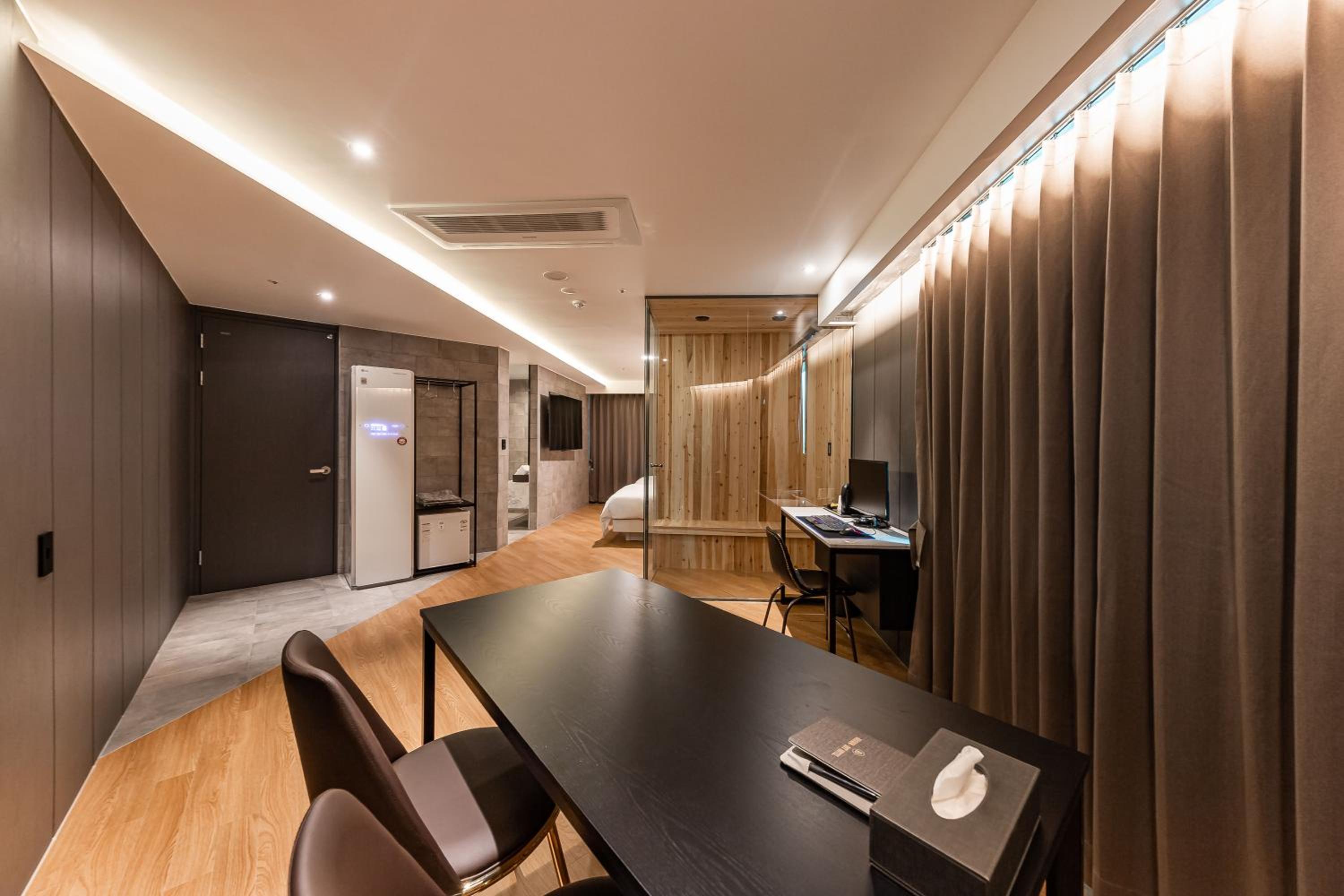 Suite with Lake View - Photo 1