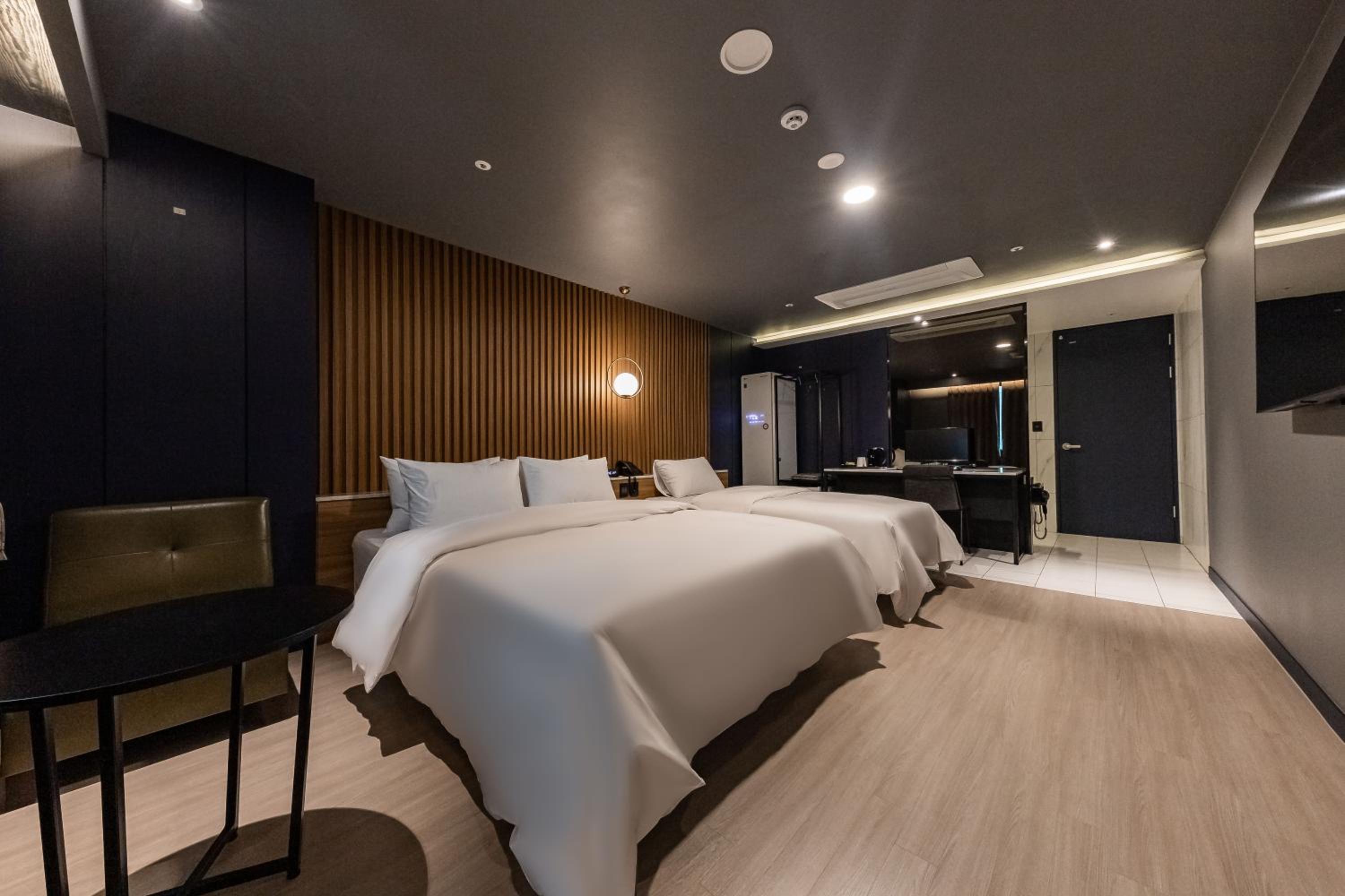 Deluxe Twin Room with Lake View - Photo 1