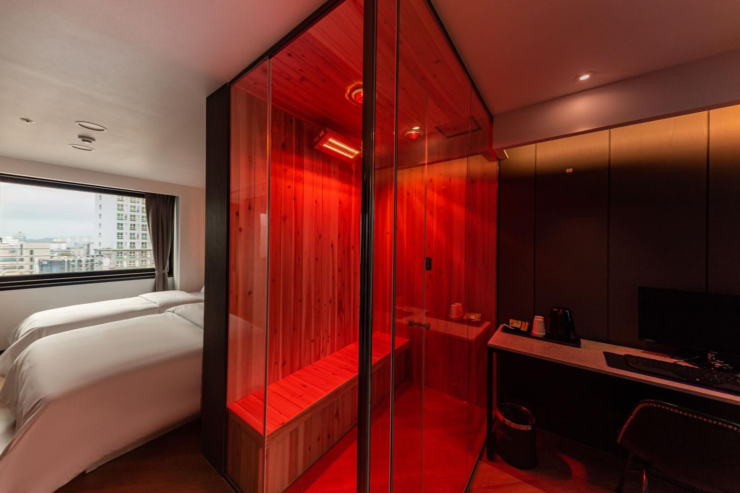 Suite with Lake View - Photo 2