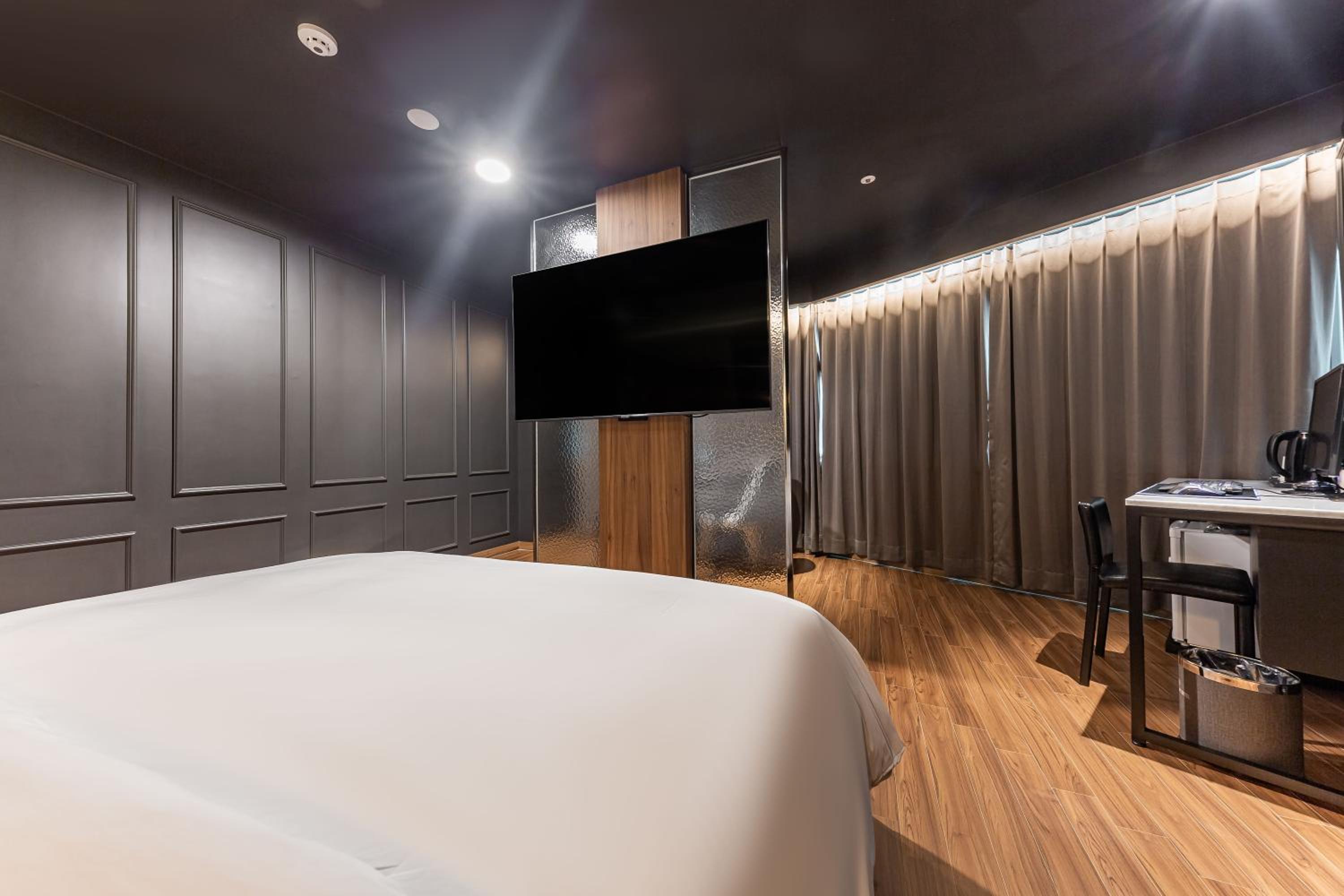 Premium Double Room with Lake View - Photo 5