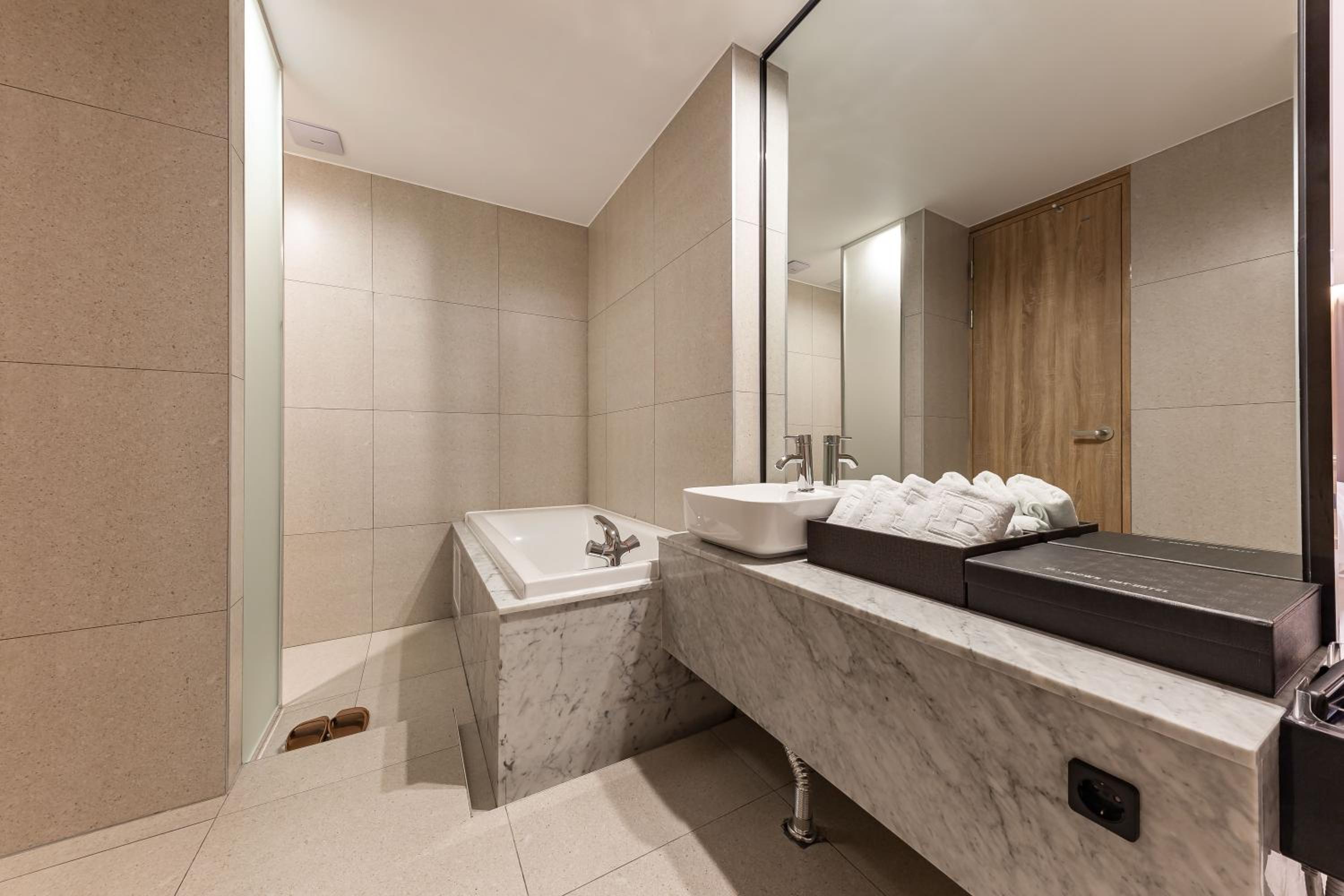 Premium Double Room with Lake View - Photo 7