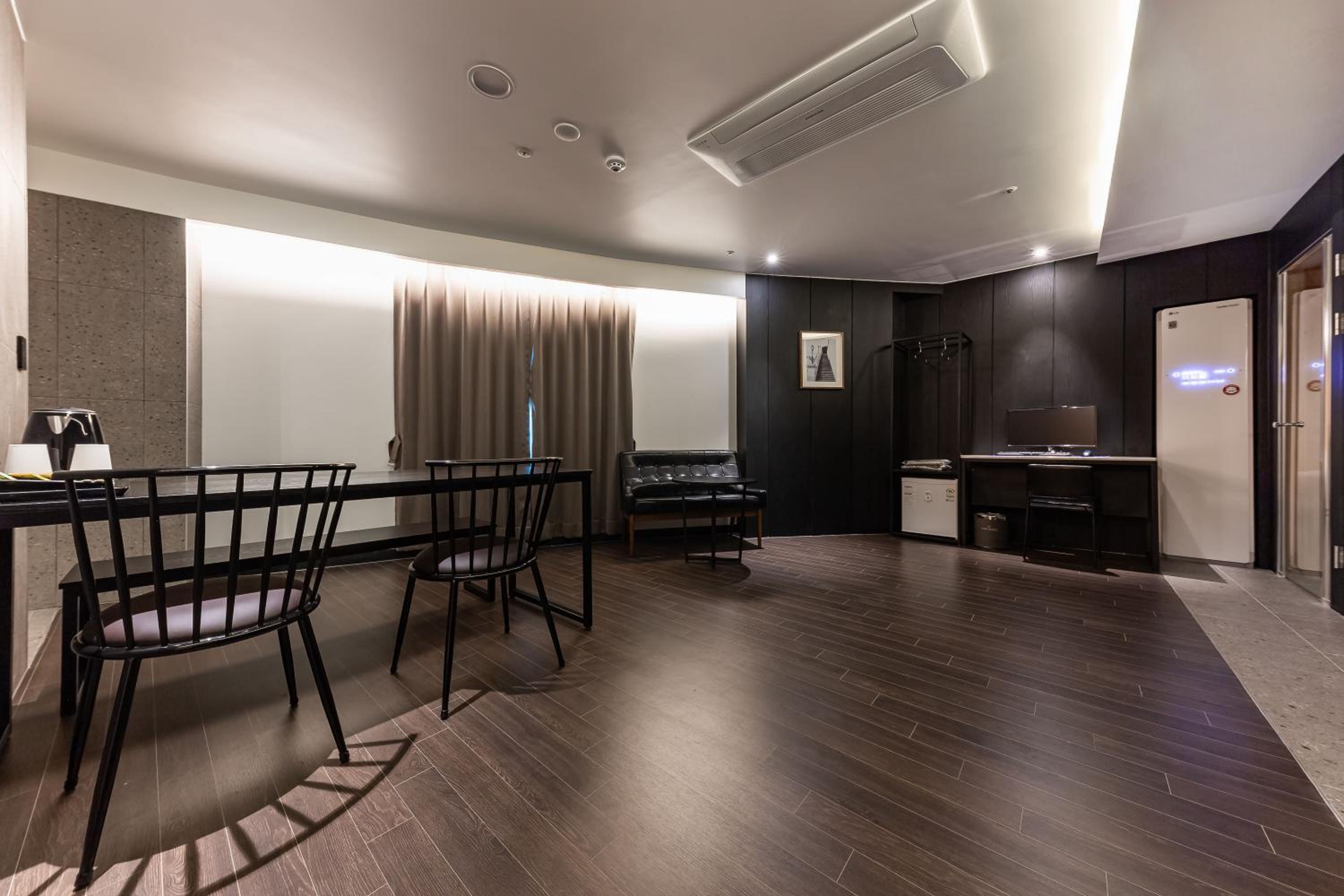 Suite - Photo 2