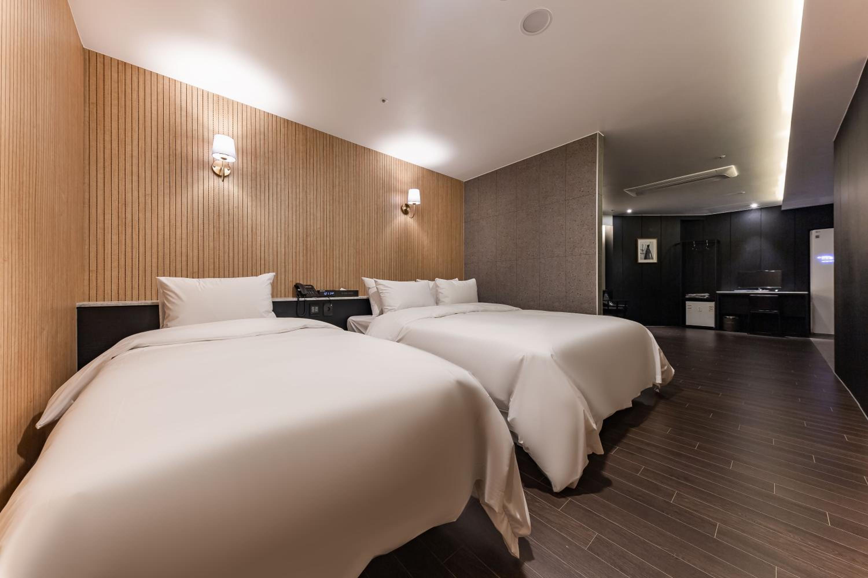Suite - Photo 3