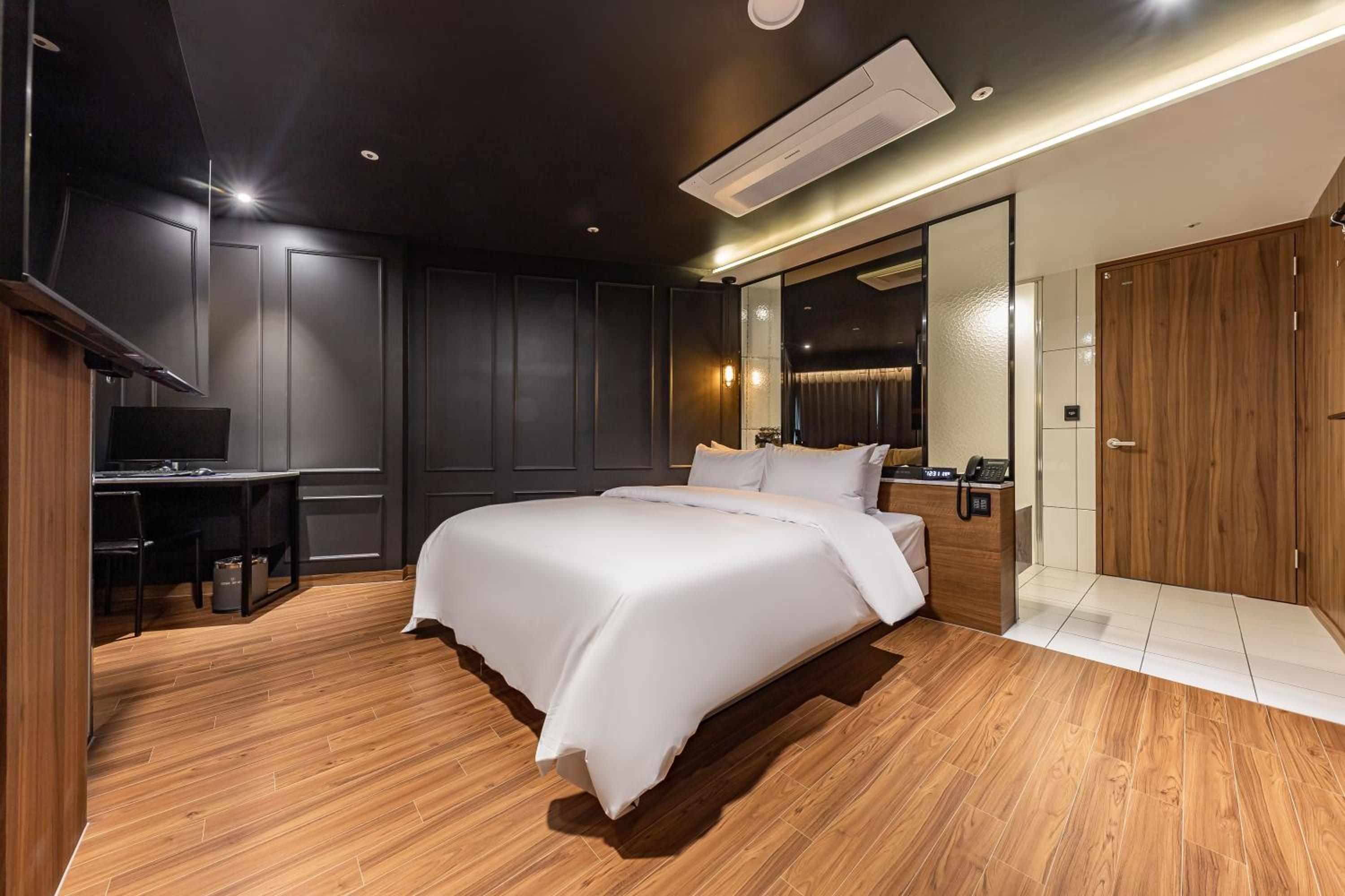 Premium Double Room with Lake View - Photo 9