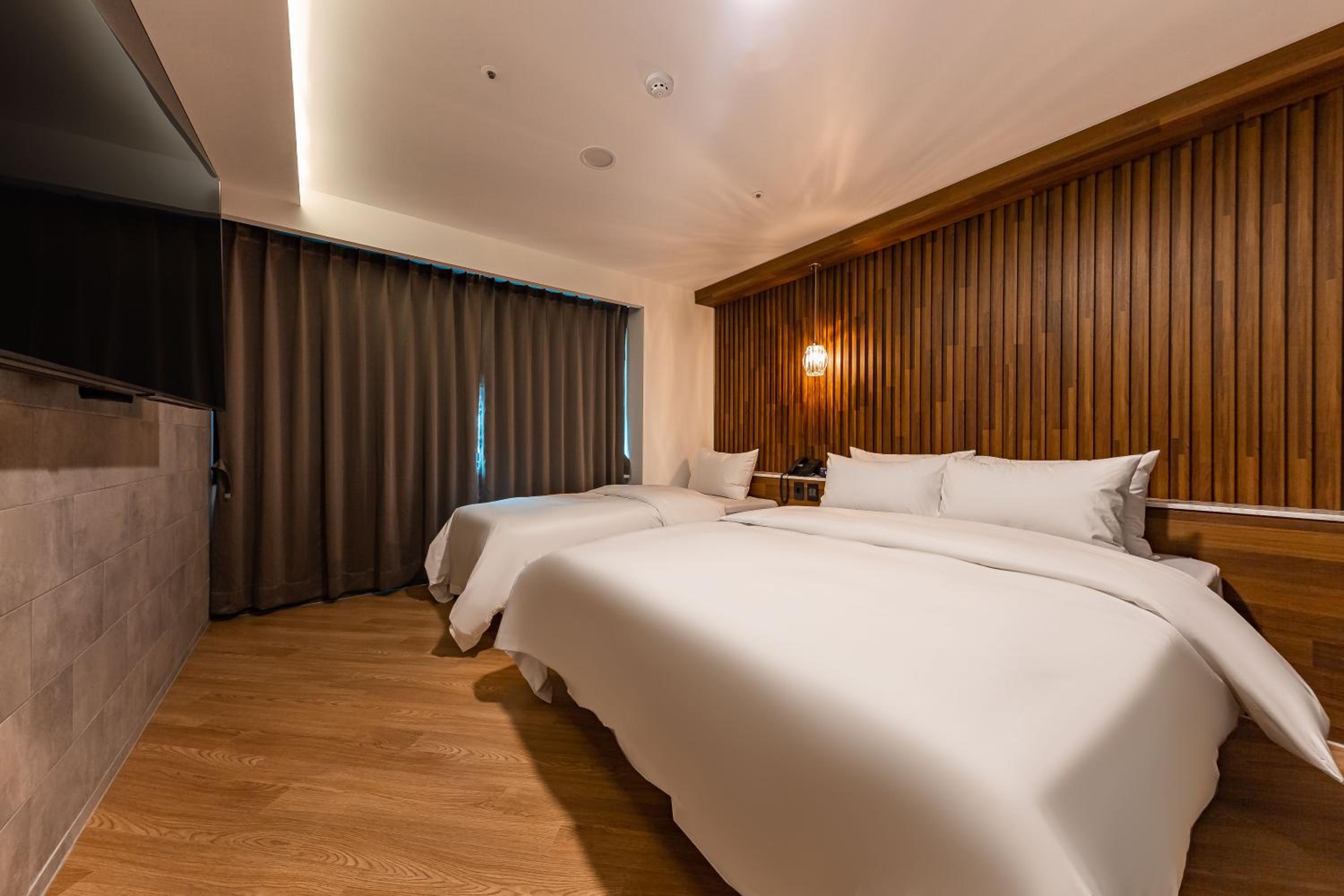 Suite with Lake View - Photo 4