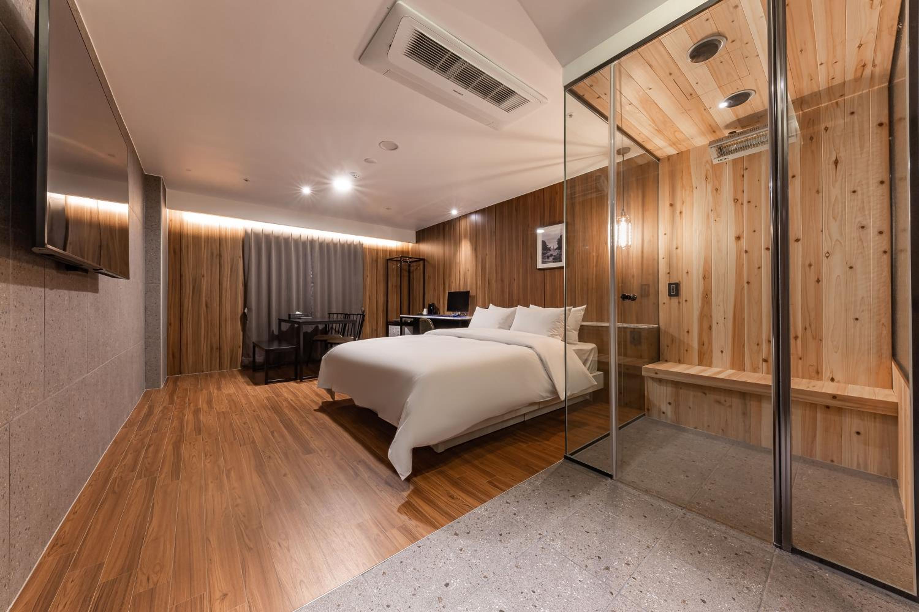 Premium Double Room with Lake View - Photo 10