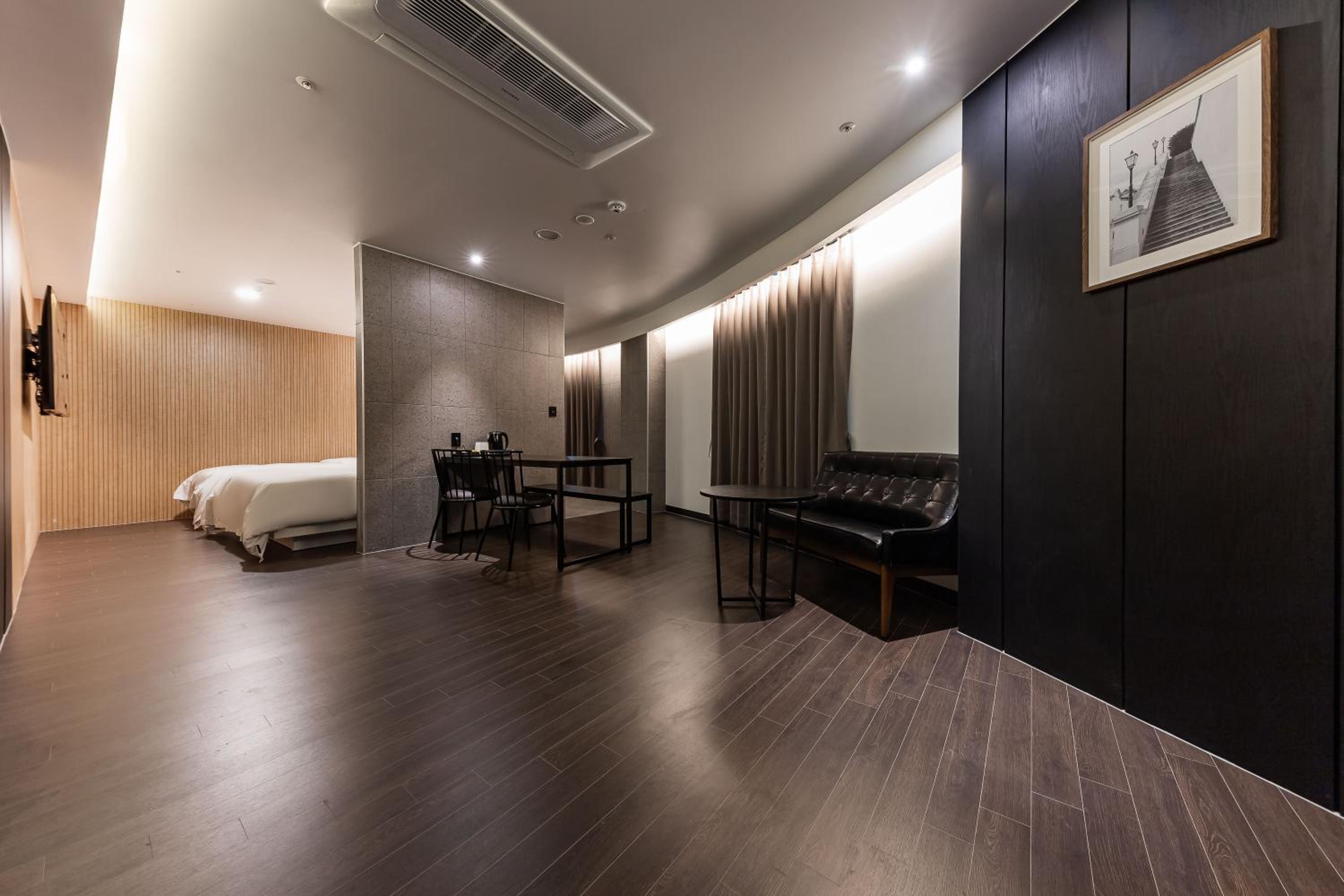 Suite - Photo 5