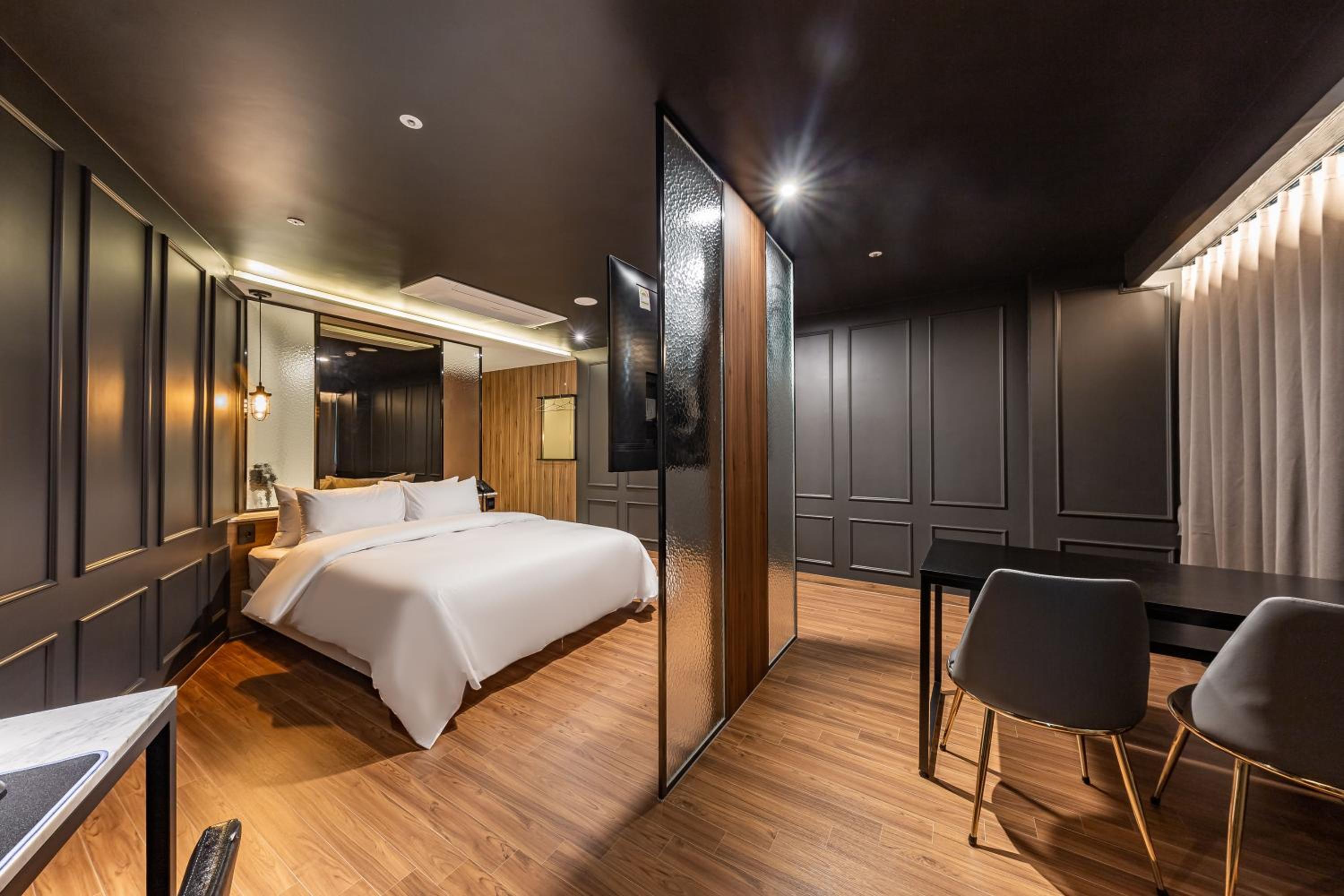 Premium Double Room with Lake View - Photo 2