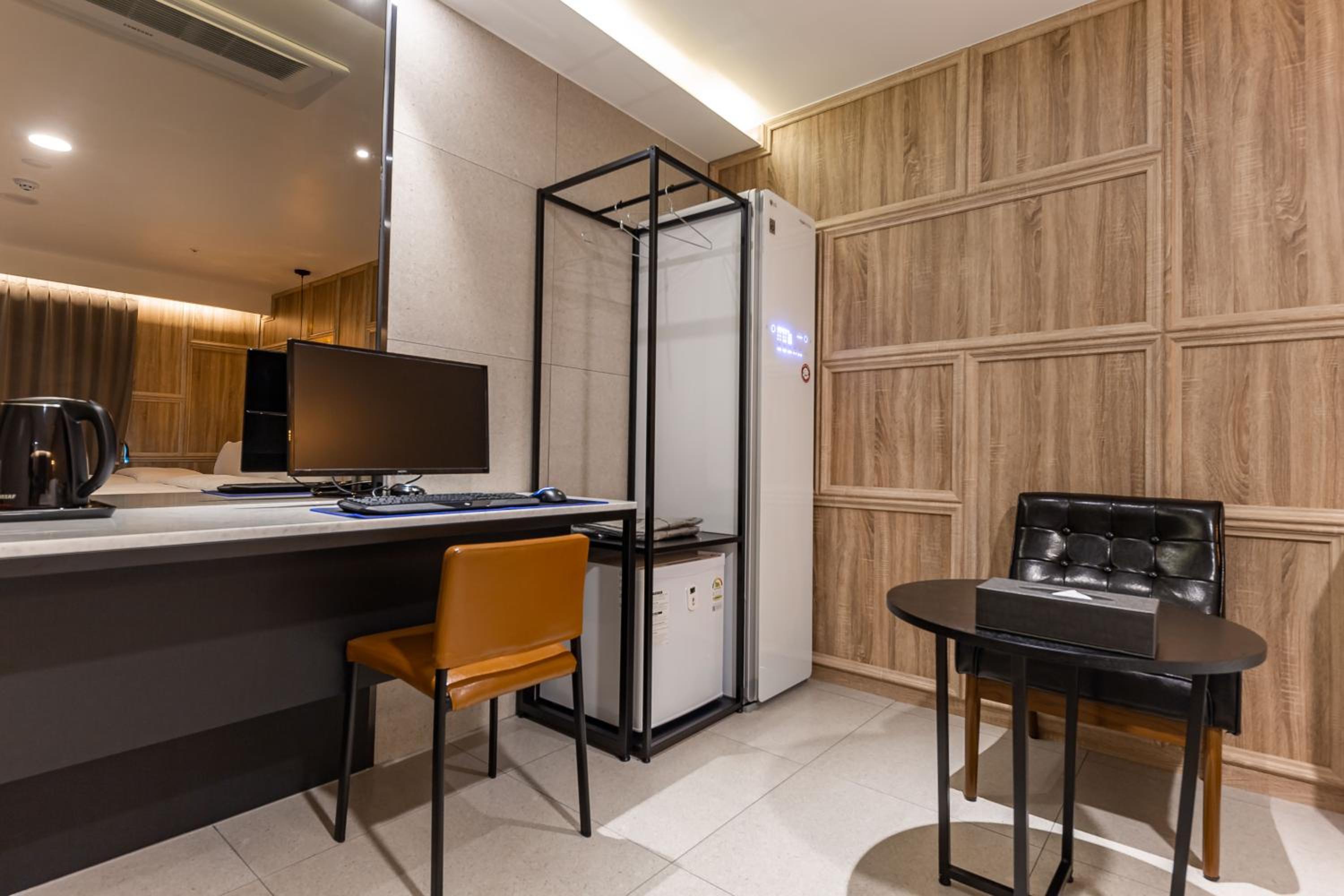 Premium Double Room with Lake View - Photo 11