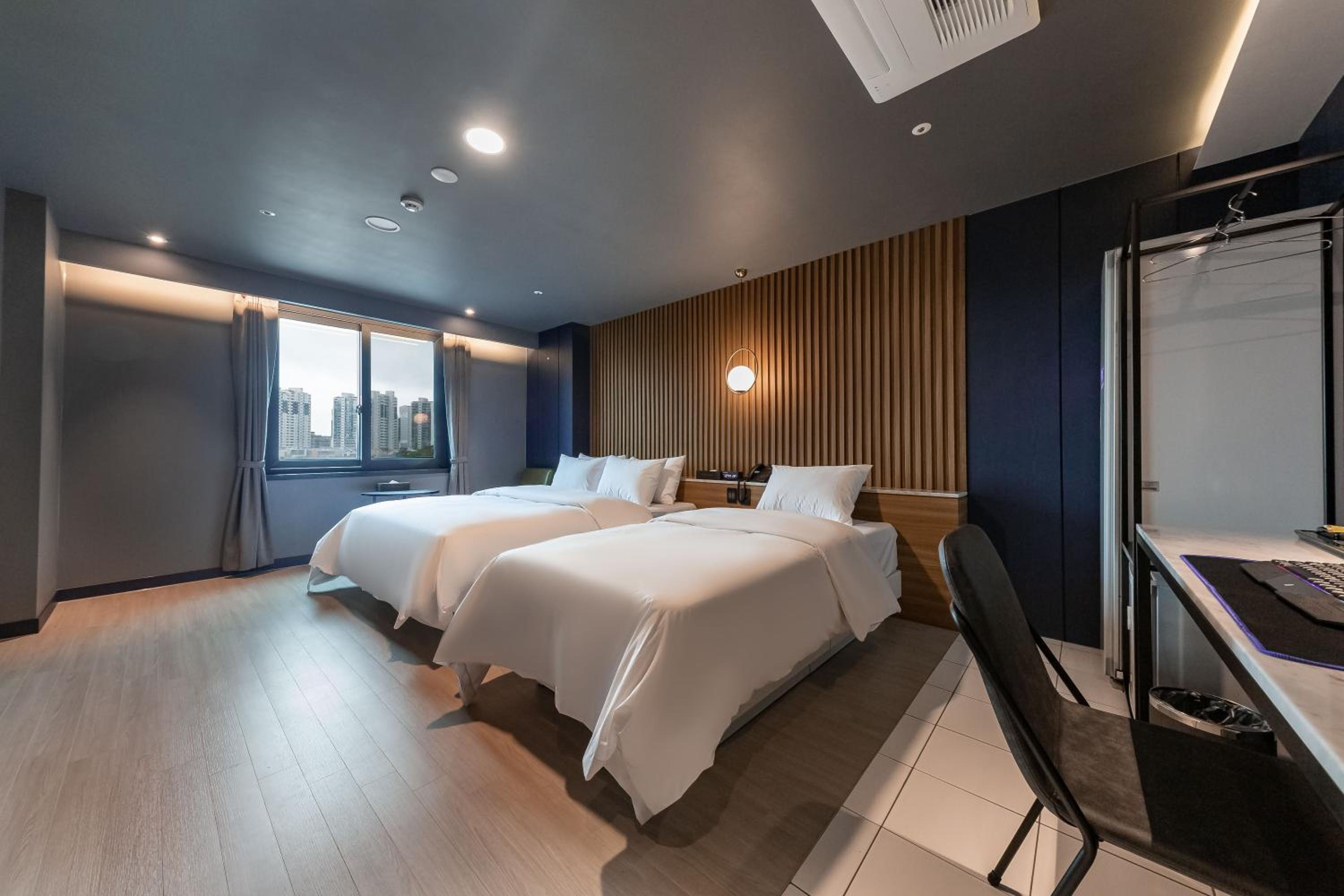 Deluxe Twin Room with Lake View - Photo 3