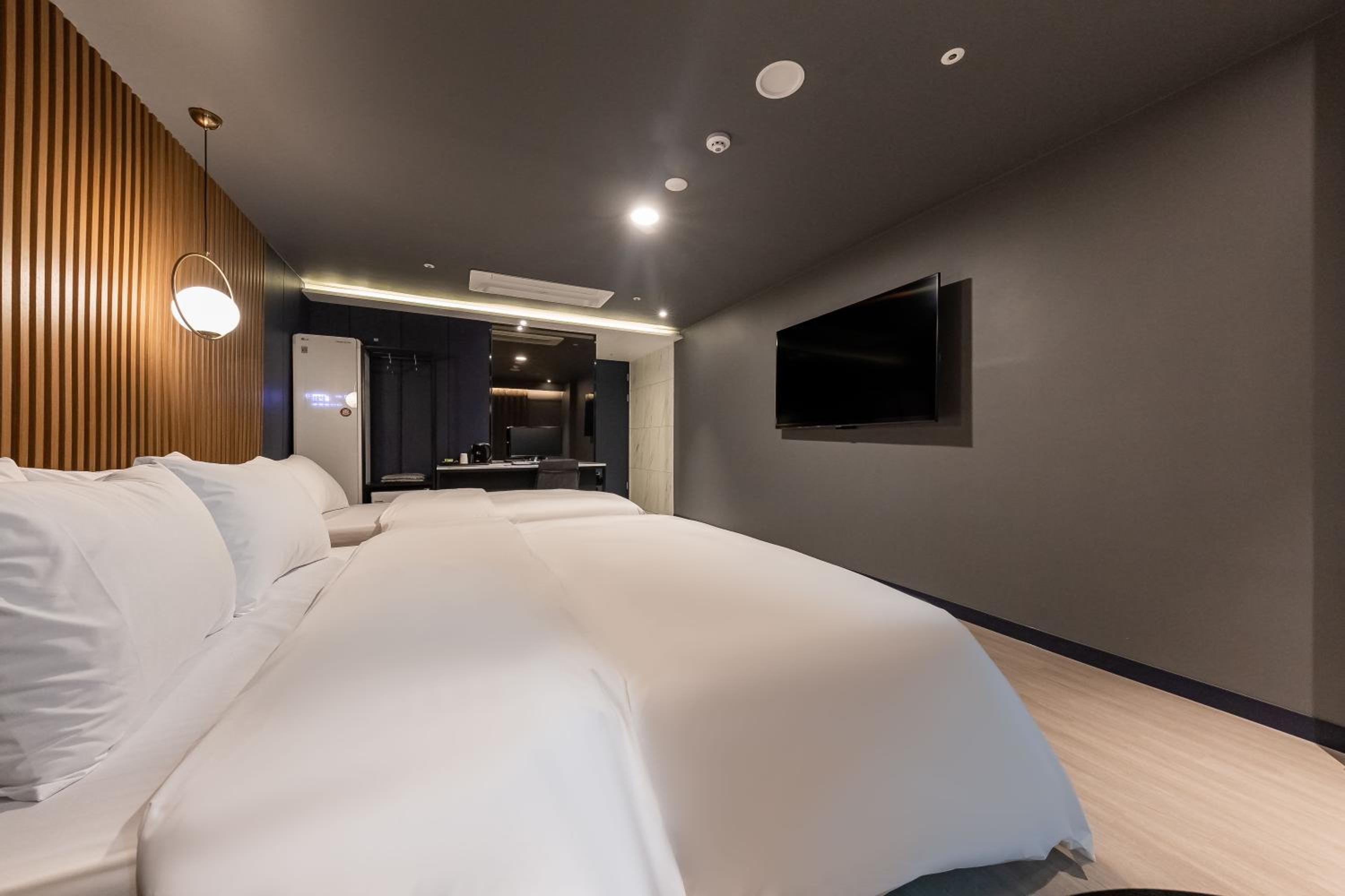 Deluxe Twin Room with Lake View - Photo 2