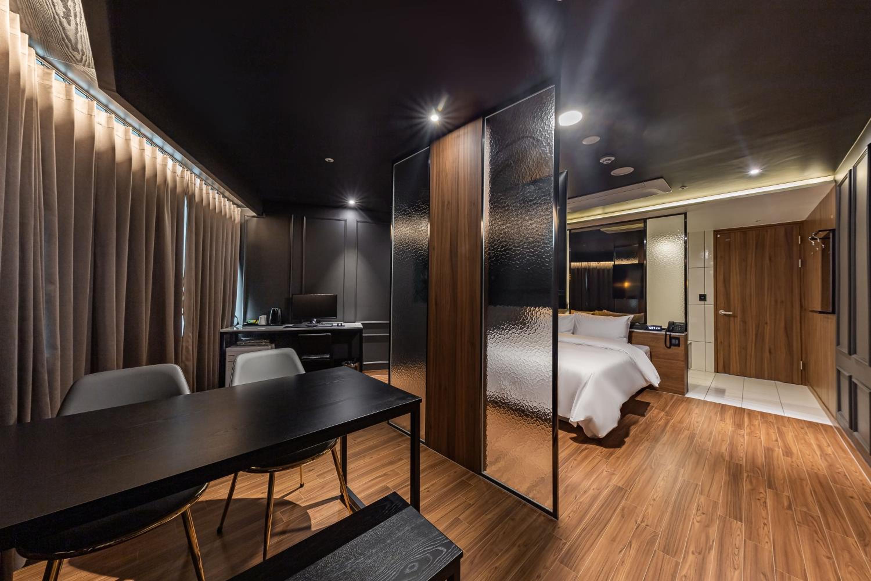 Premium Double Room with Lake View - Photo 12