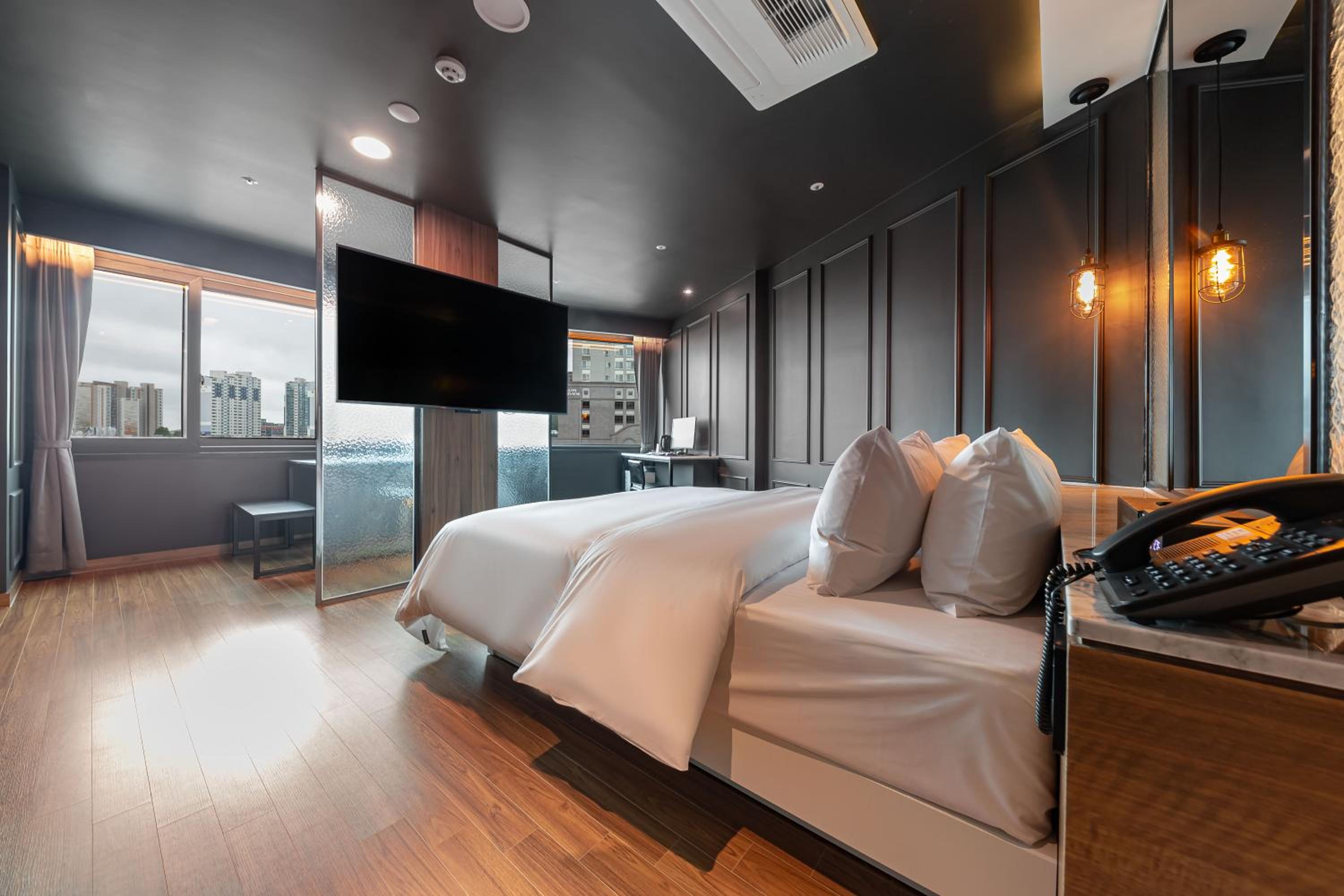 Premium Double Room with Lake View - Photo 13