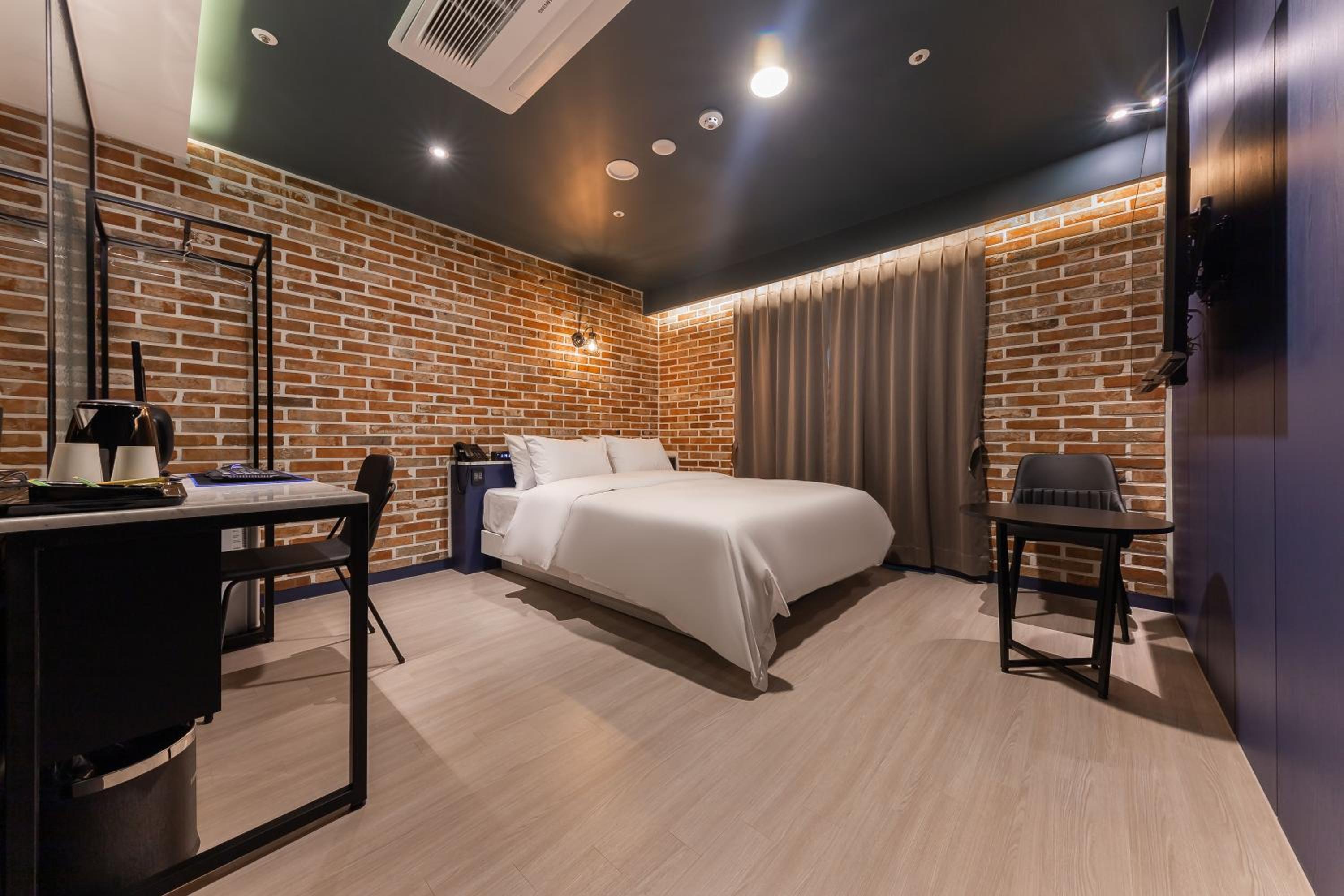 Deluxe Double Room - Photo 10