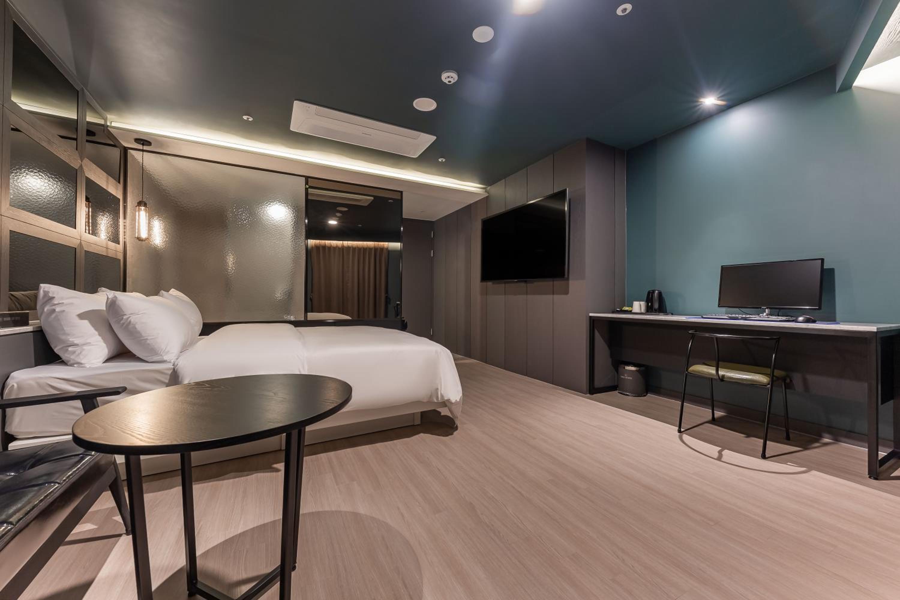 Deluxe Double Room - Photo 11
