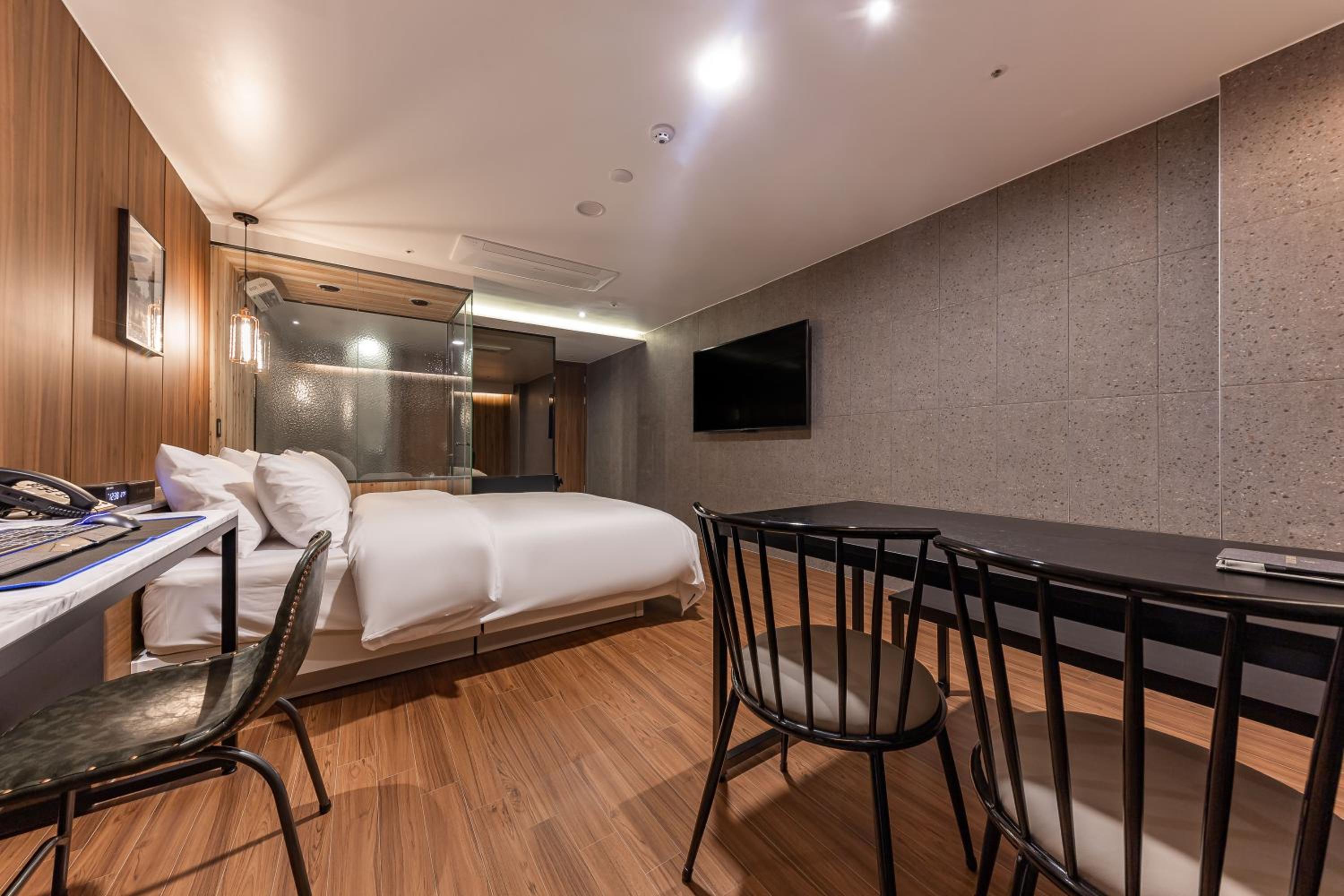 Premium Double Room with Lake View - Photo 14