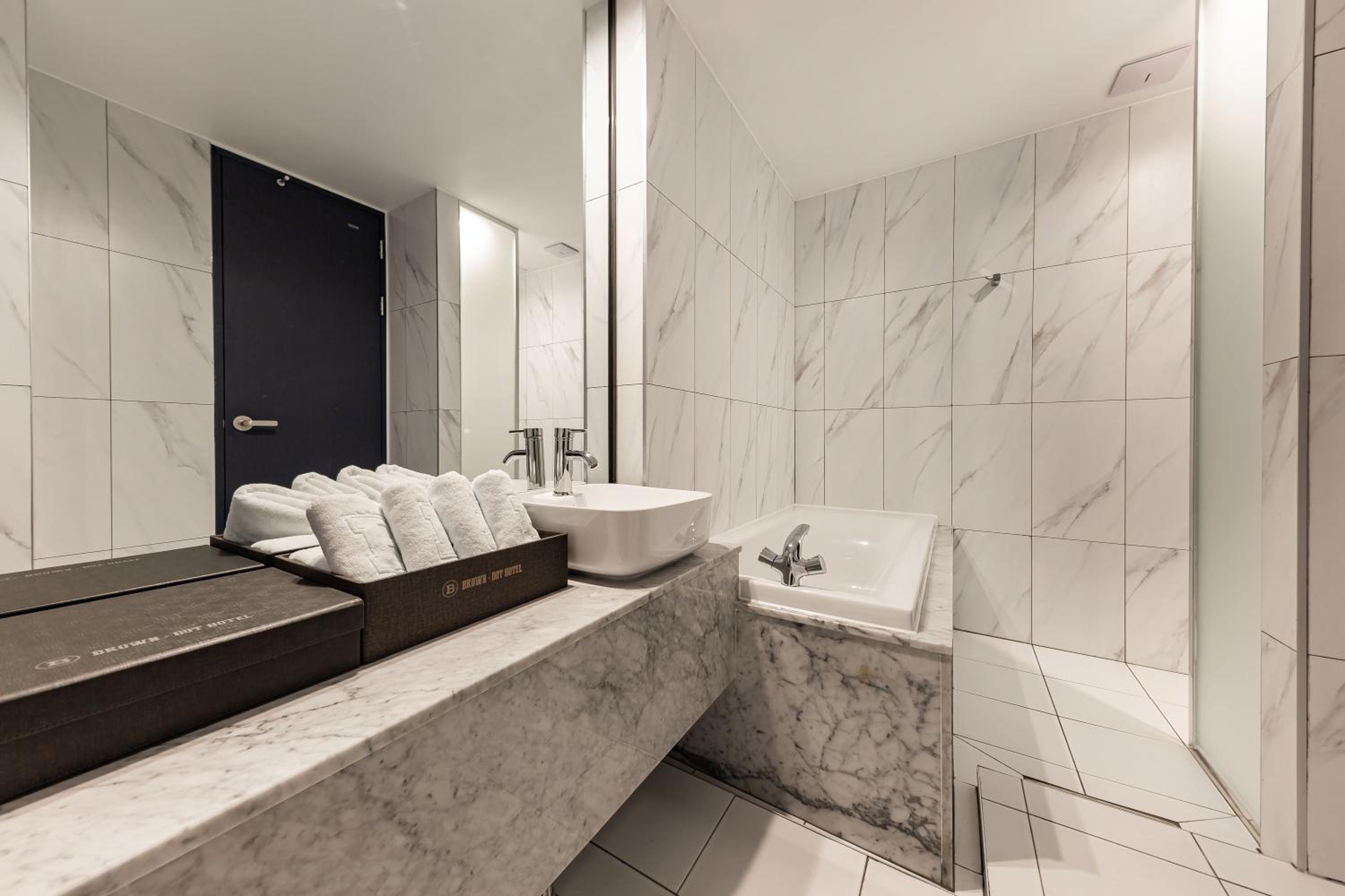 Premium Double Room with Lake View - Photo 15
