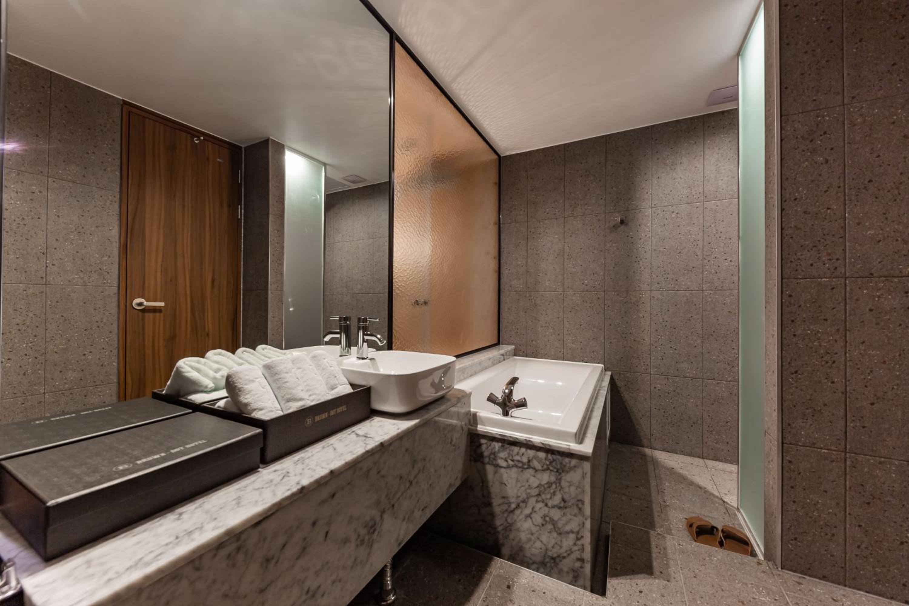 Premium Double Room with Lake View - Photo 16
