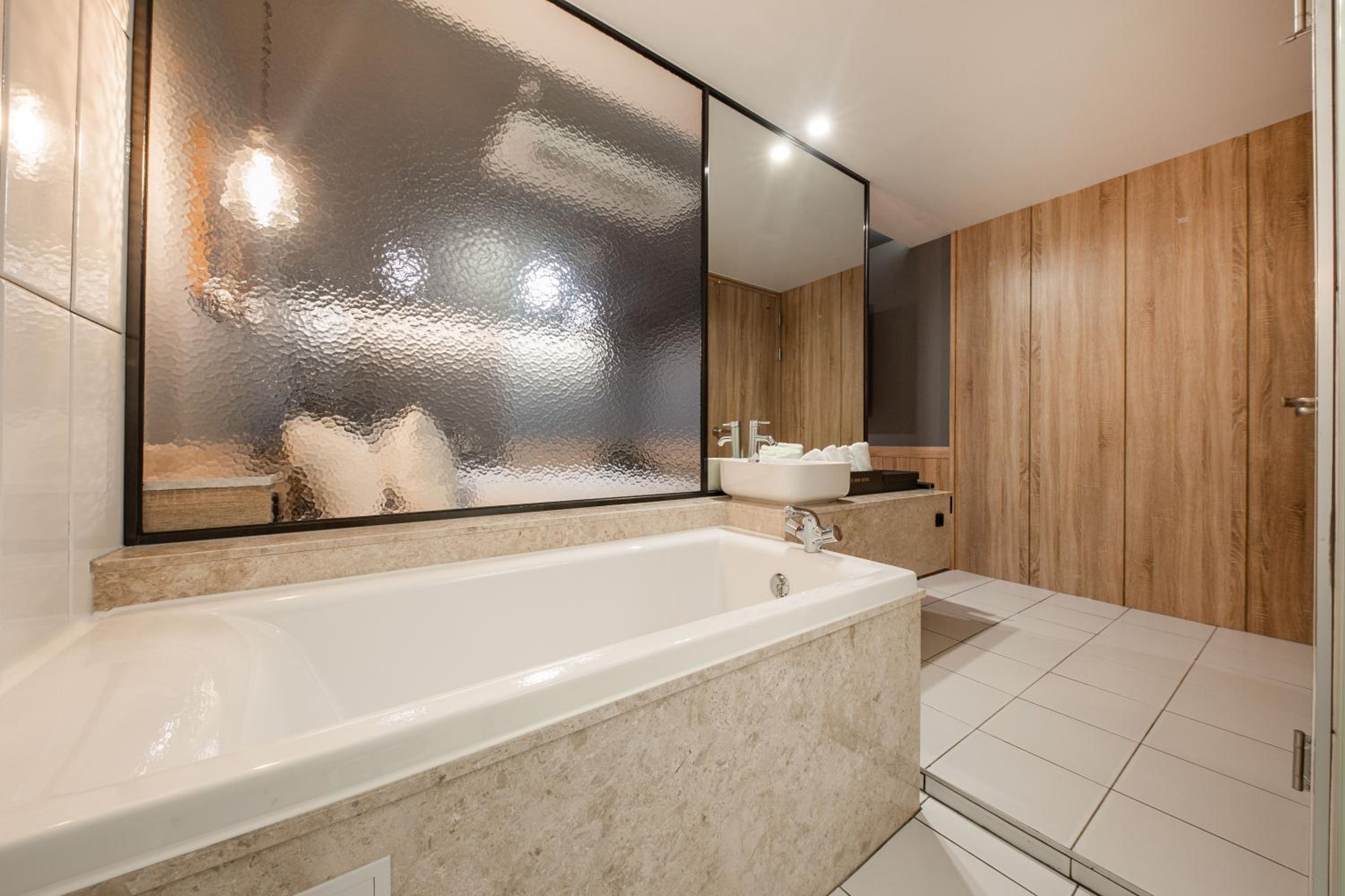 Deluxe Double Room - Photo 12