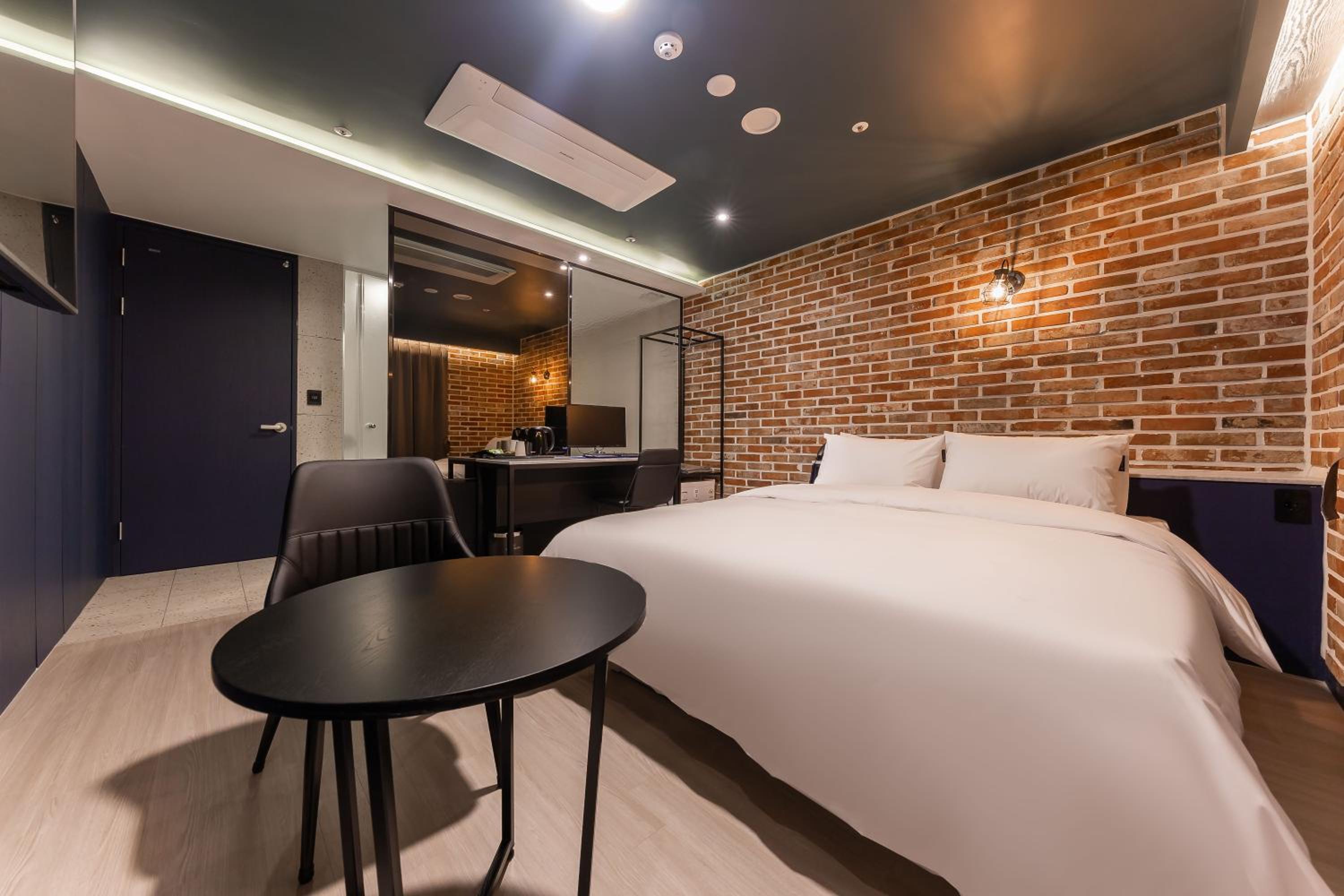 Deluxe Double Room - Photo 13