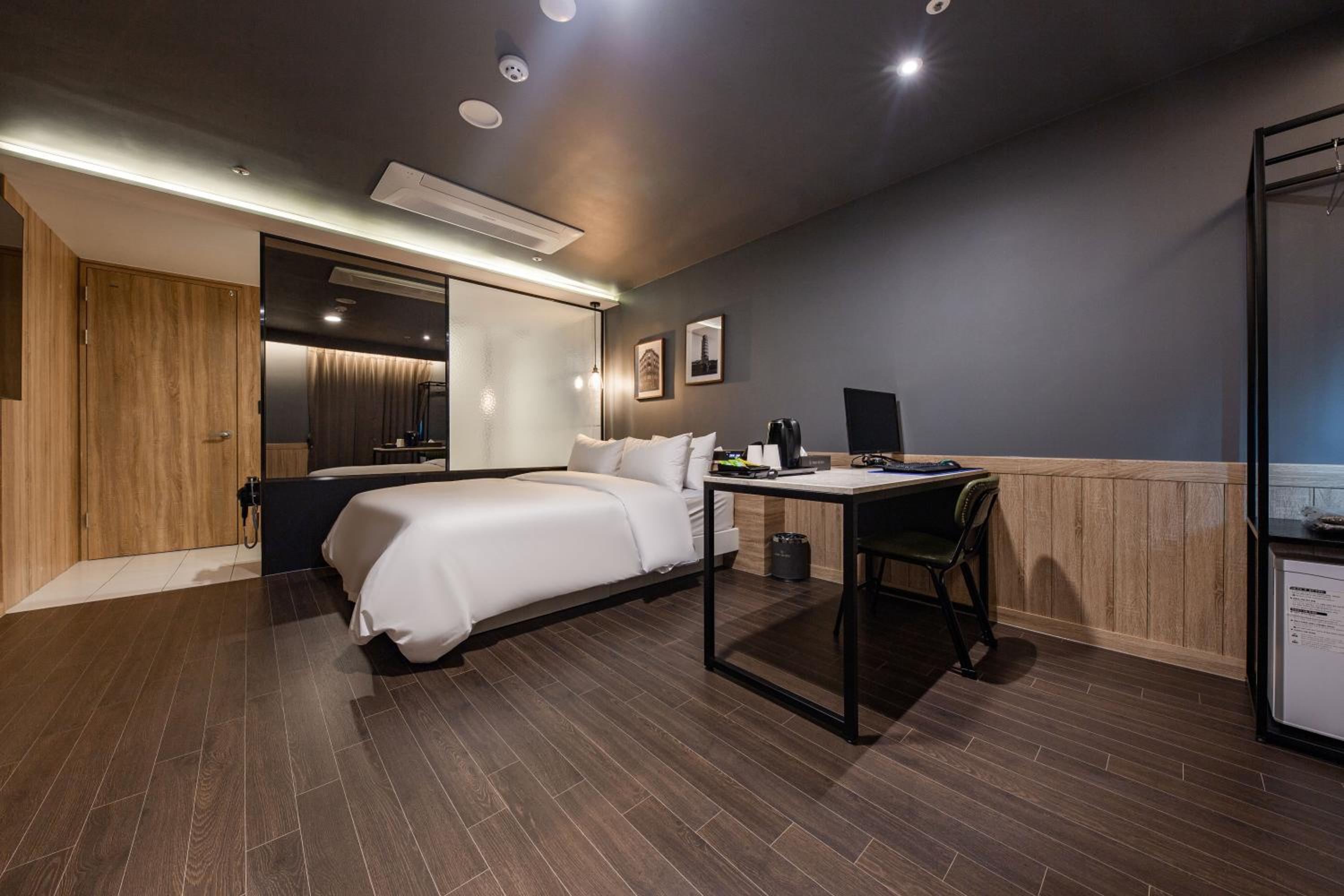 Deluxe Double Room - Photo 14