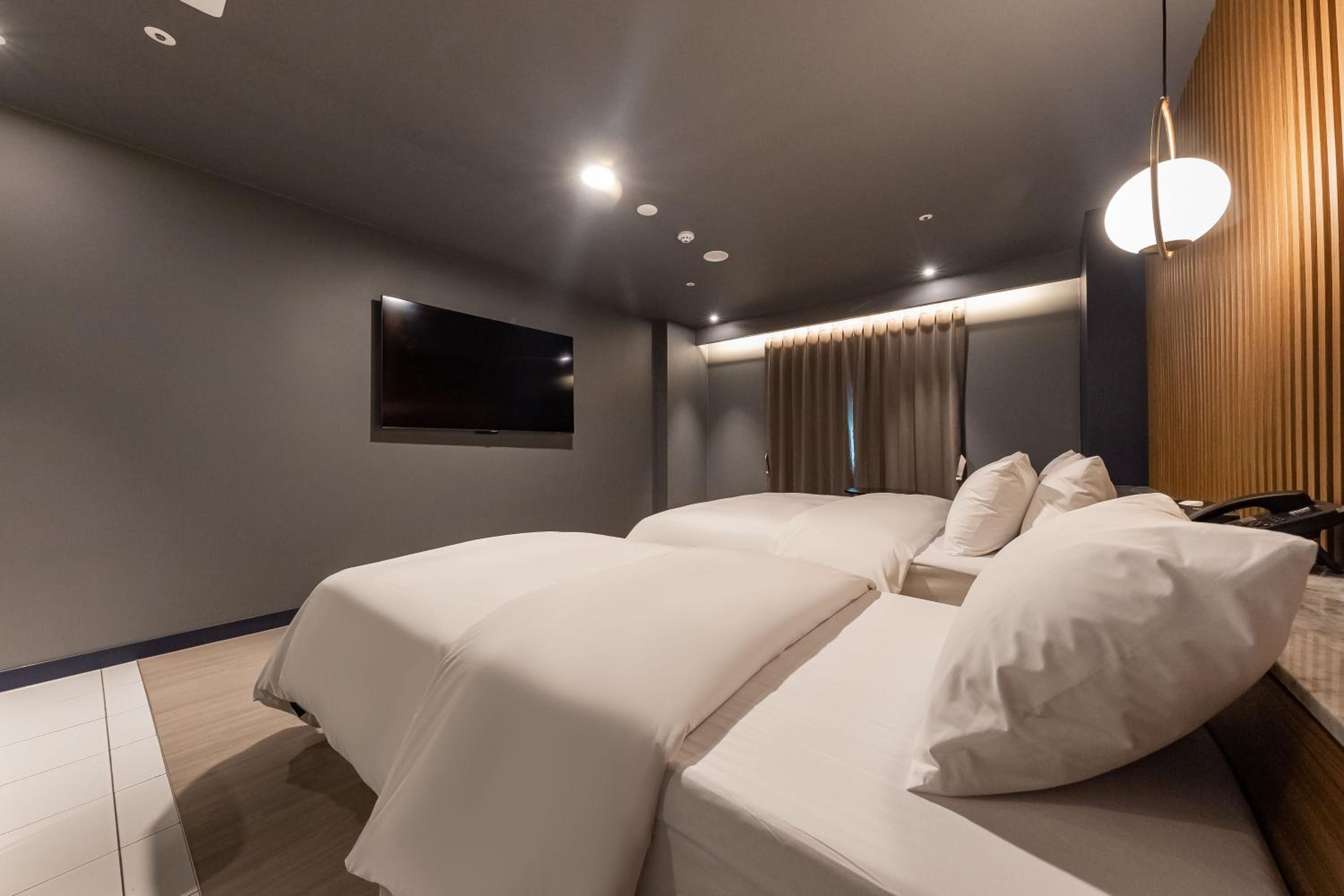 Deluxe Twin Room with Lake View - Photo 5