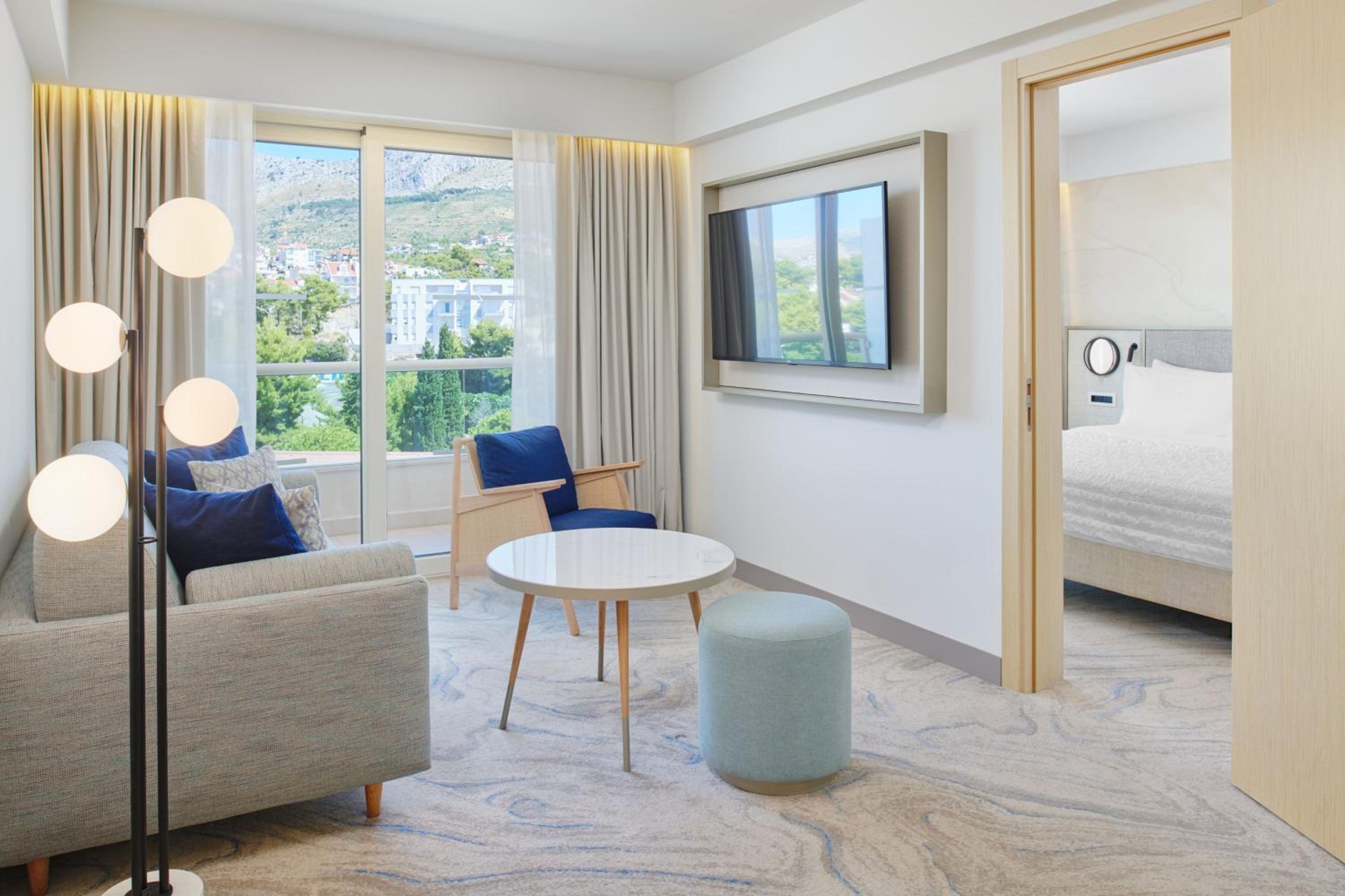 Junior Suite, 1 Bedroom Suite with Balcony and Park View