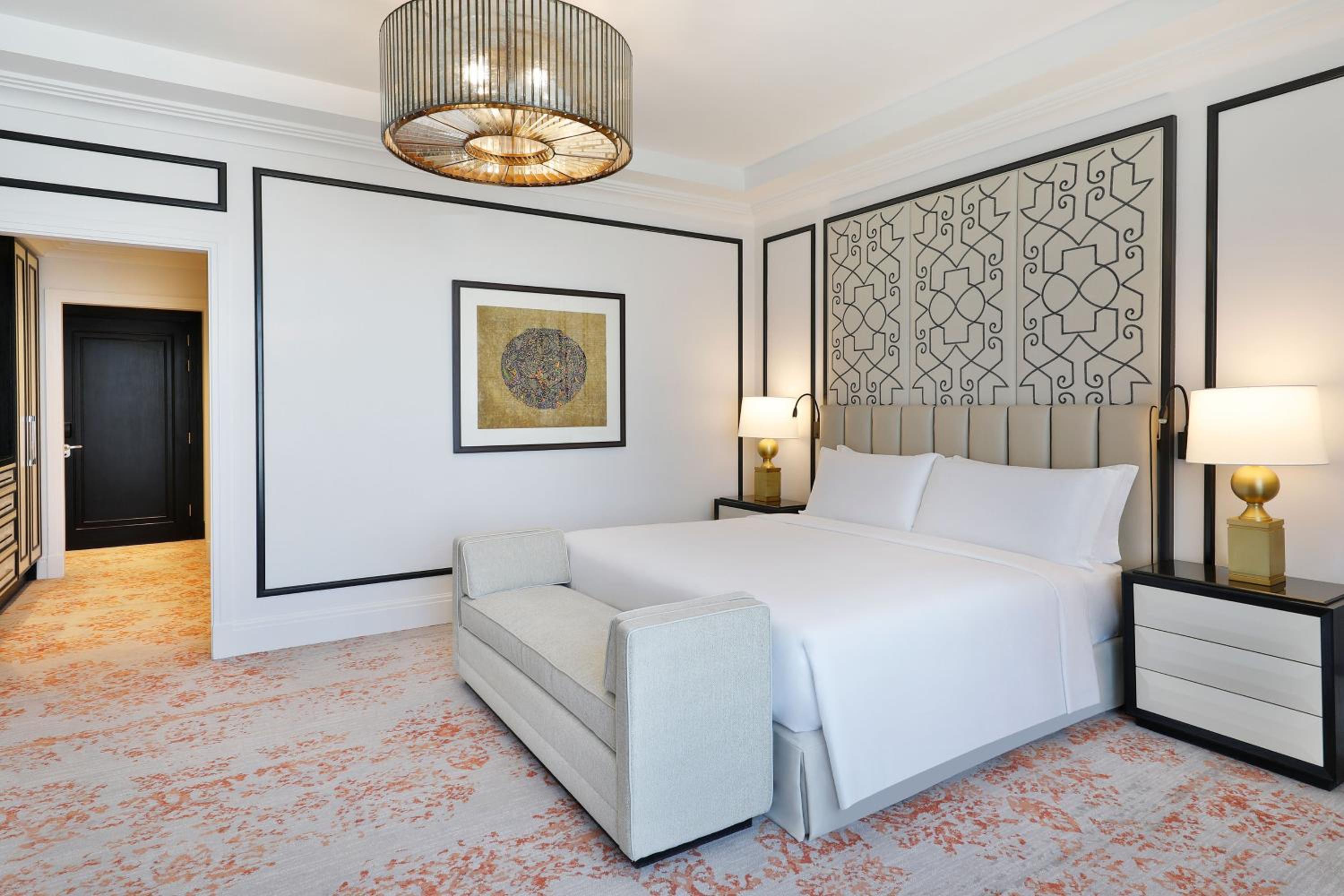 Deluxe, Guest room, 1 King - Photo 2