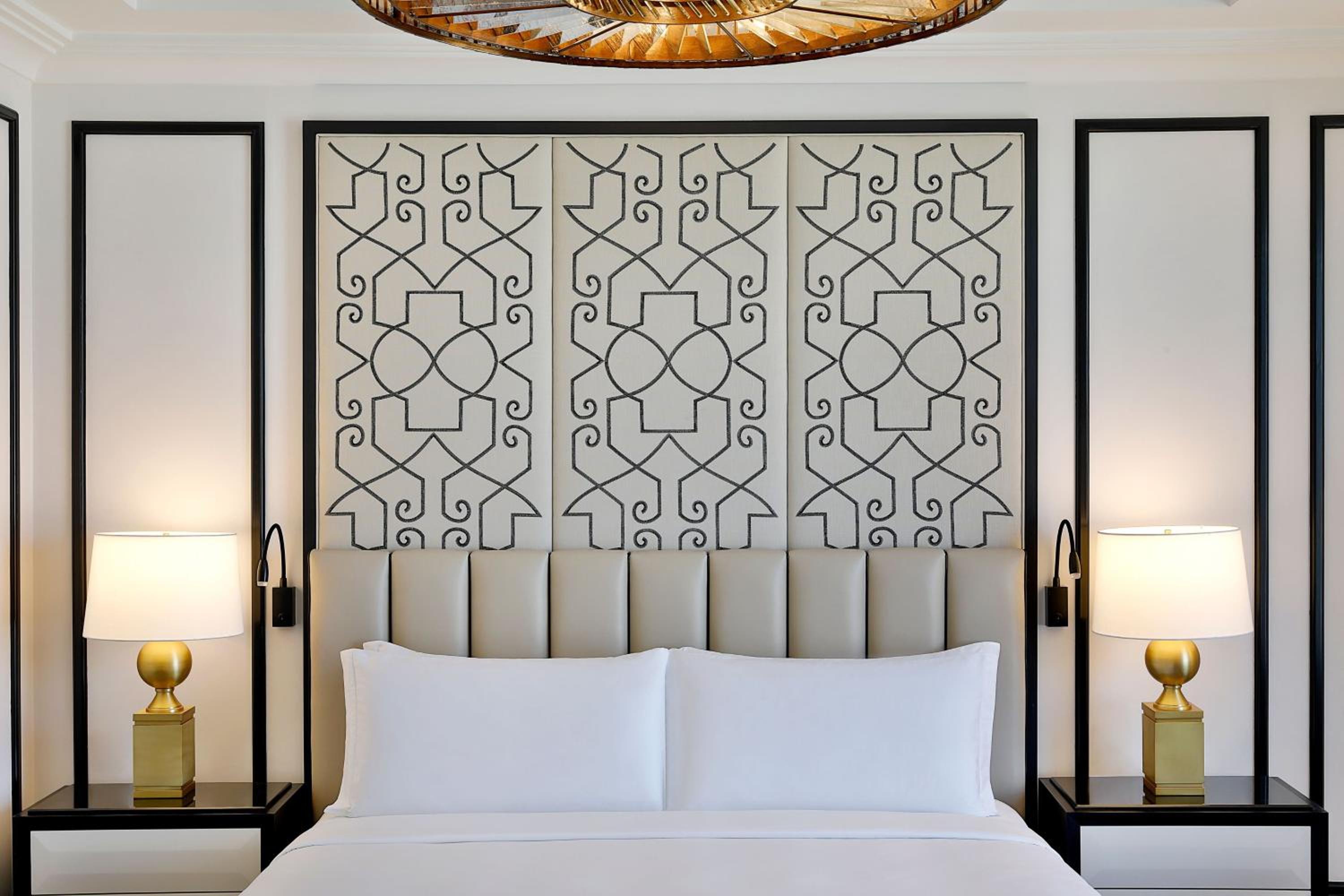 Deluxe, Guest room, 1 King - Photo 5