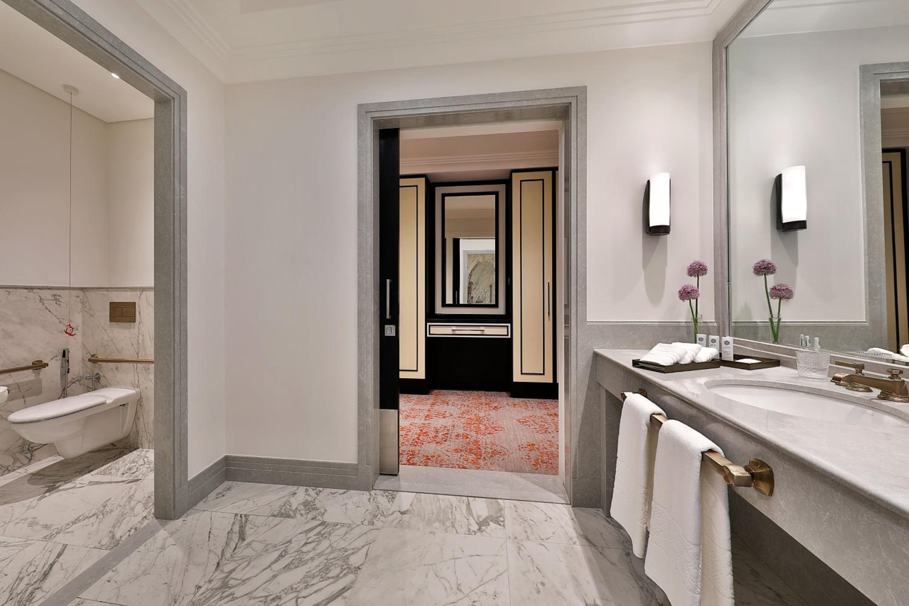 Deluxe, Guest room, 1 King - Photo 9