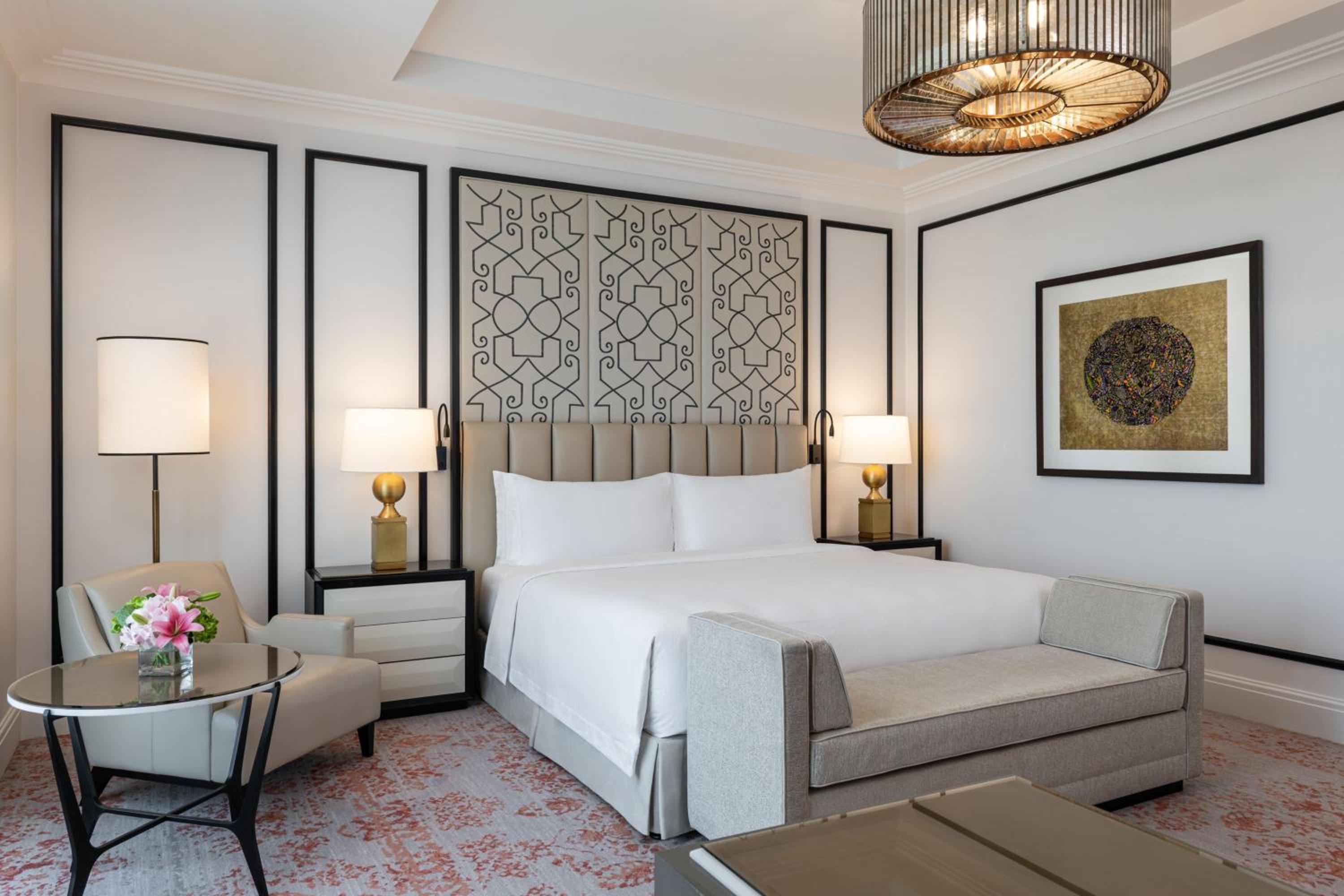 Grand Deluxe, Guest room, 1 King, City view - Photo 4