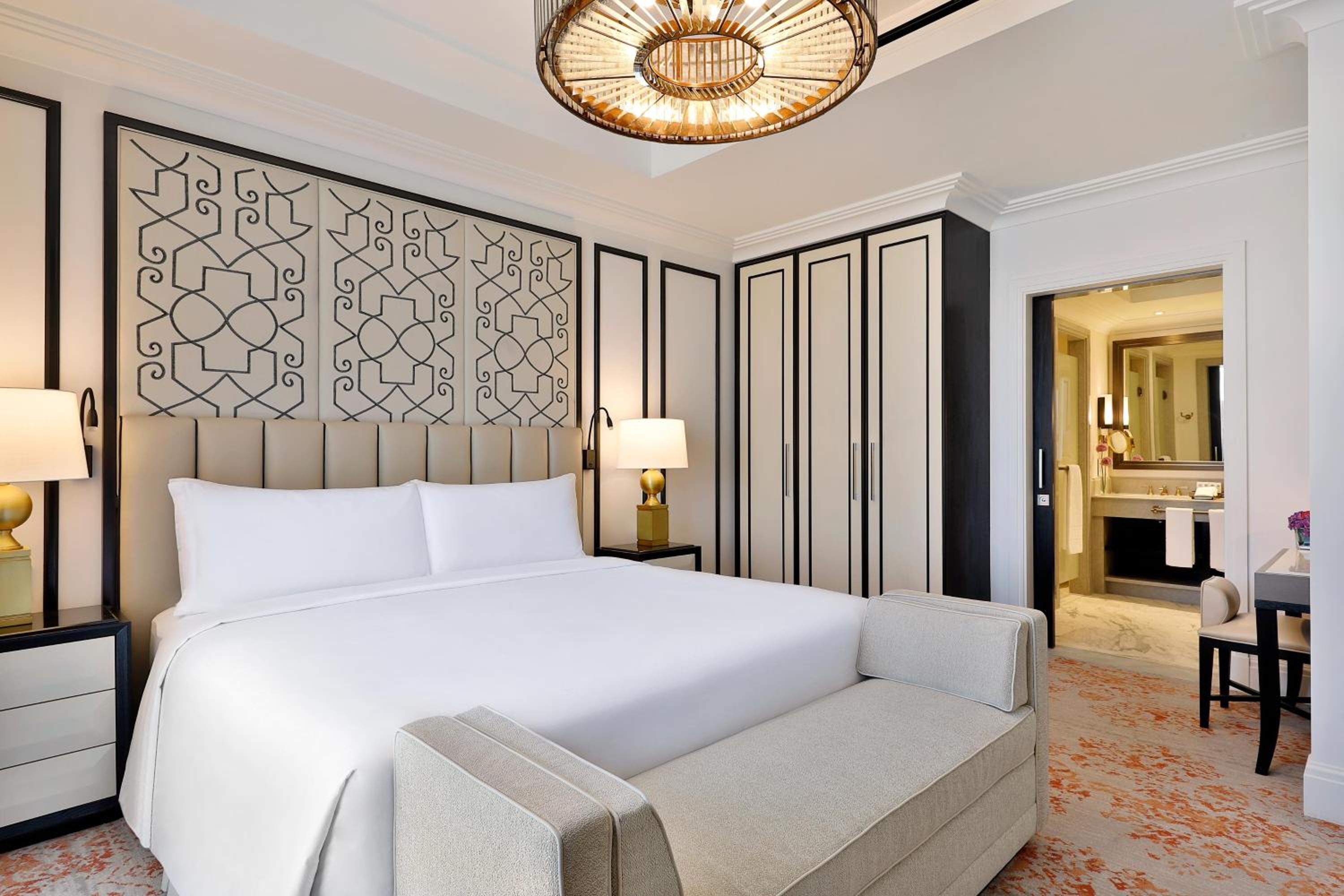 St. Regis Suite, 1 Bedroom Suite, 1 King, Balcony - Photo 1
